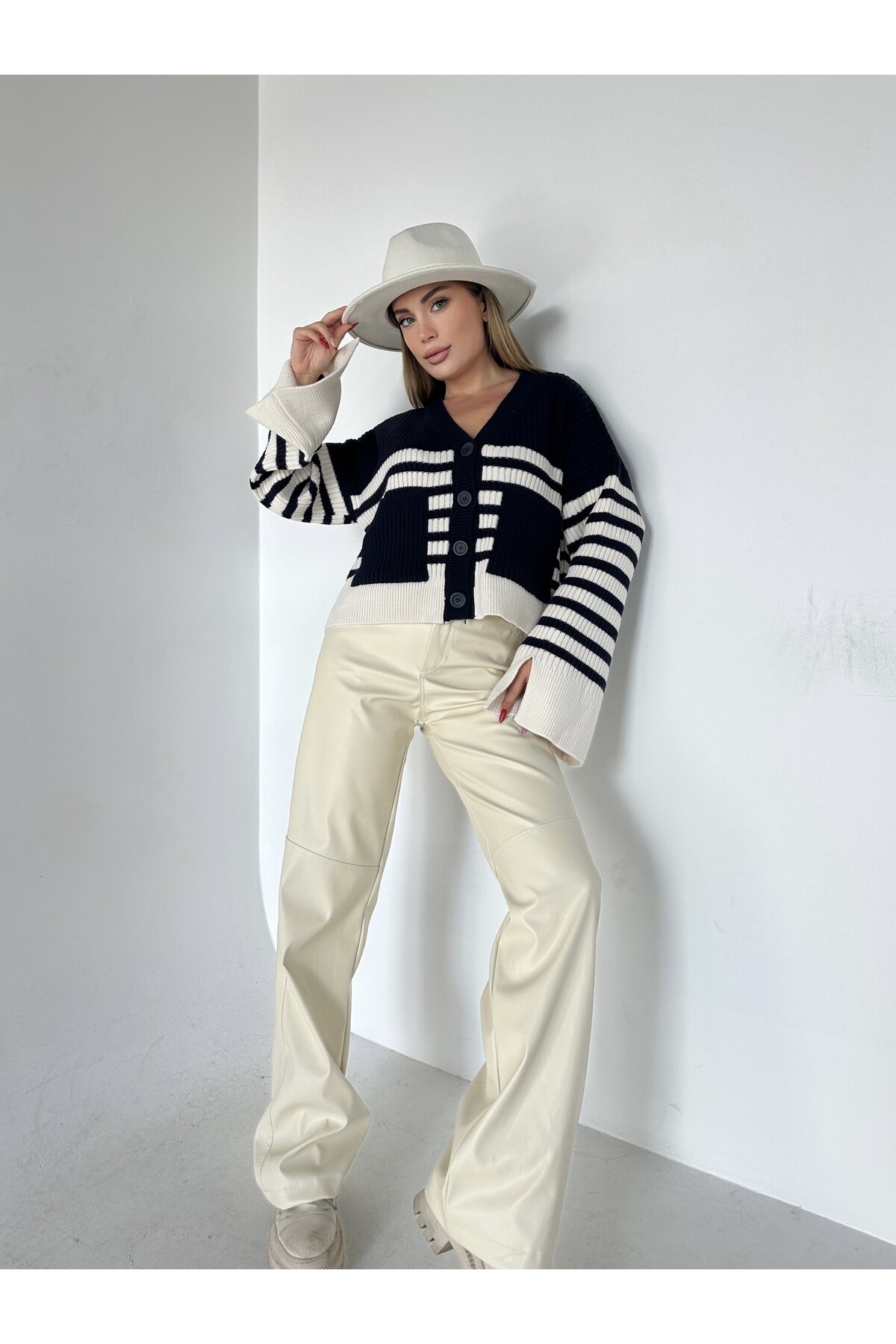 Kadın Çizgili Düğmeli Triko Hırka Siyah Beyaz