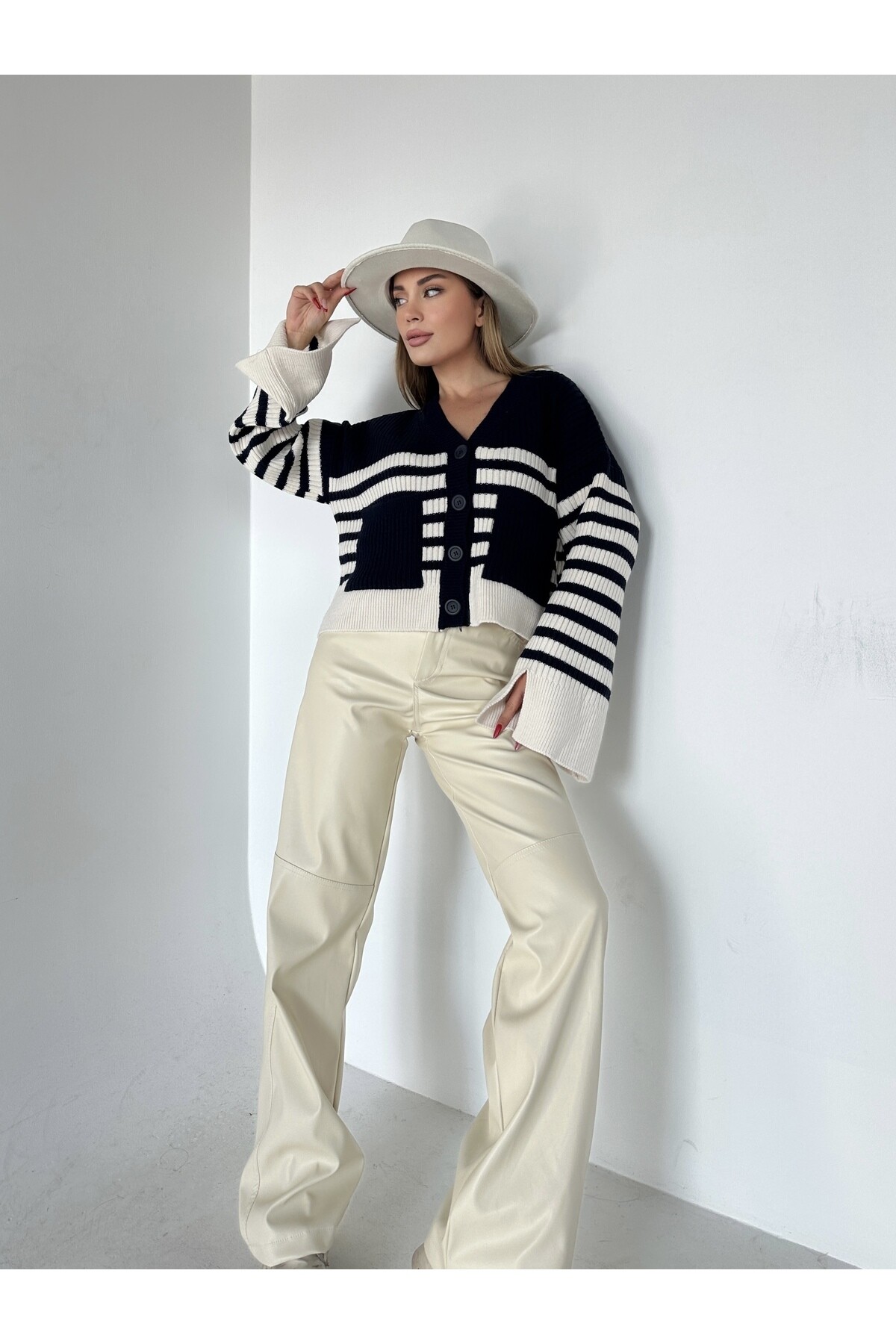 Kadın Çizgili Düğmeli Triko Hırka Siyah Beyaz
