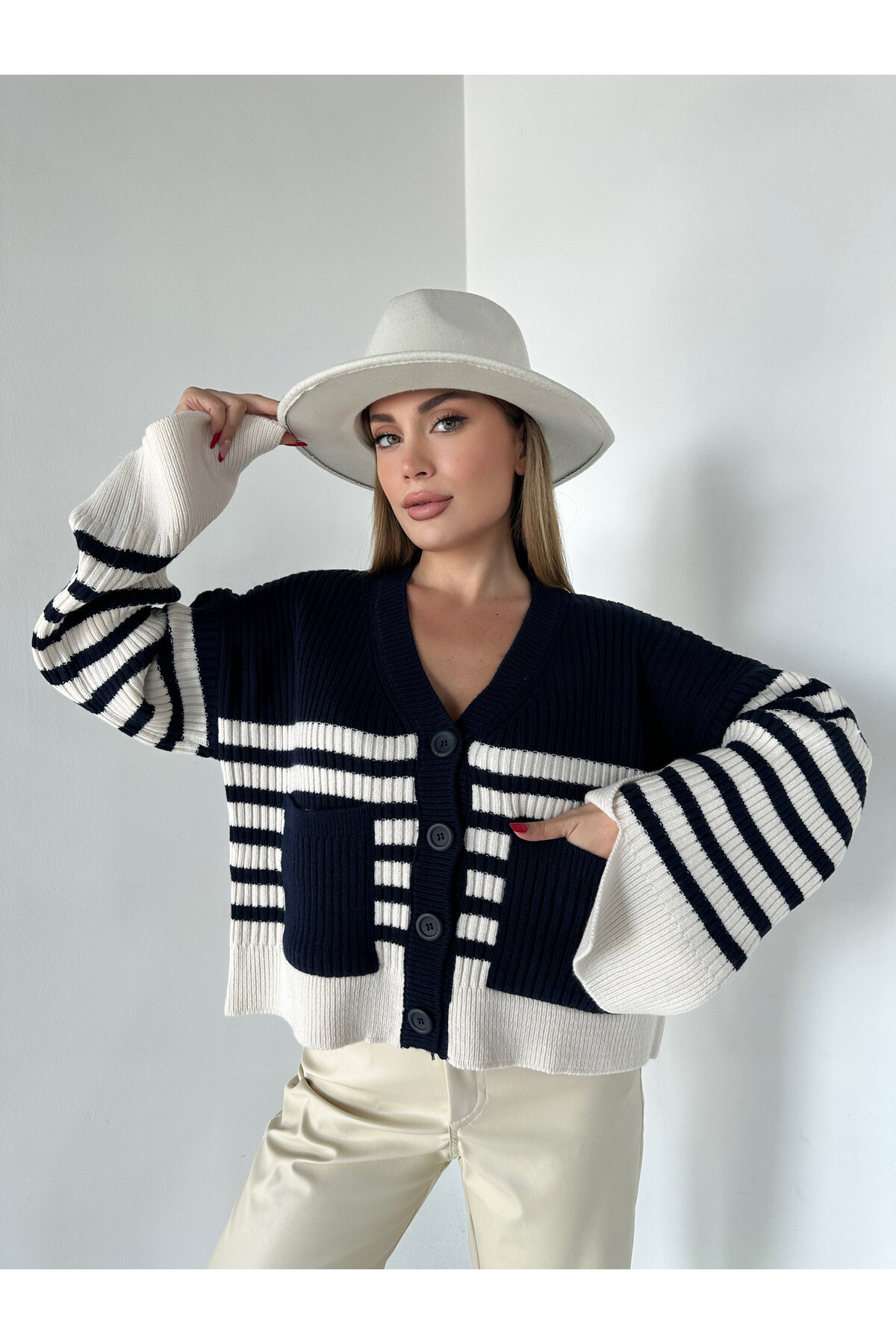 Kadın Çizgili Düğmeli Triko Hırka Siyah Beyaz