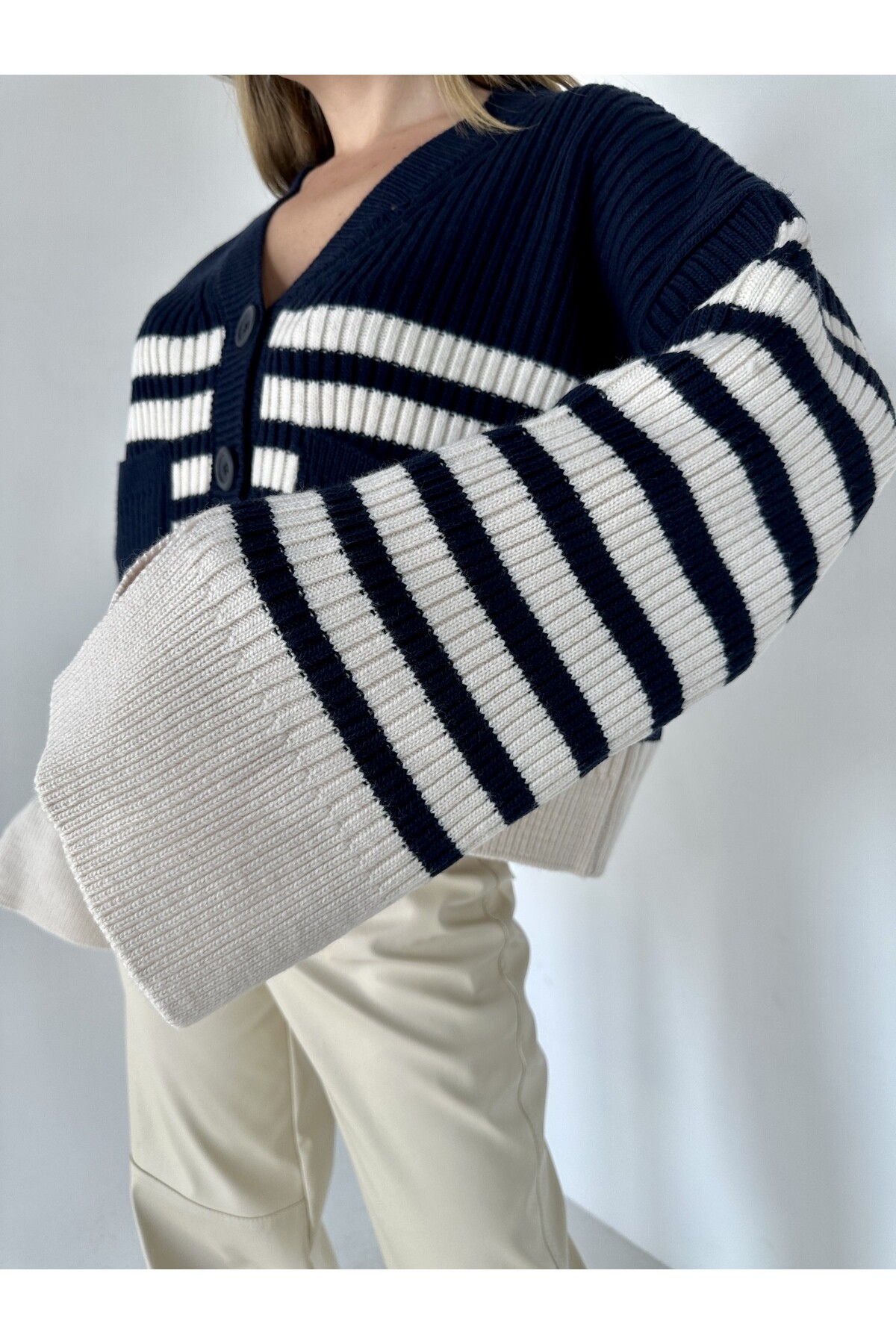 Kadın Çizgili Düğmeli Triko Hırka Siyah Beyaz