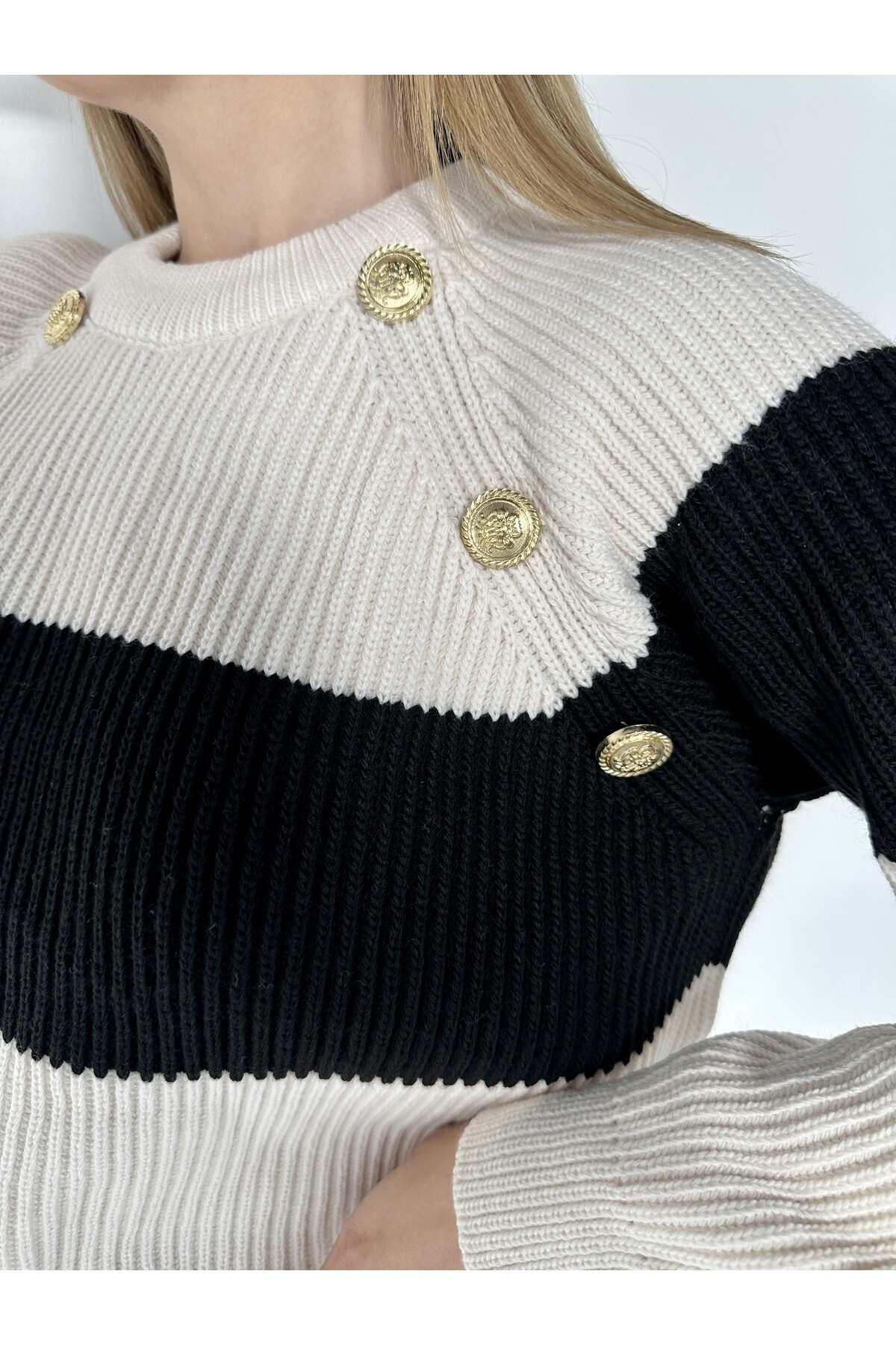 Kadın Çizgili Gold Düğme Detaylı Triko Kazak  Siyah Ekru