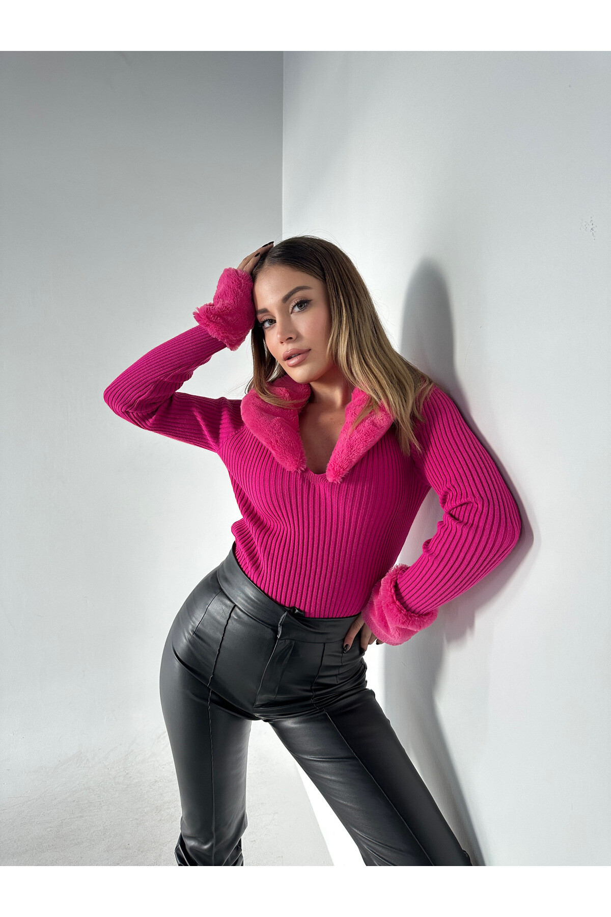 Kadın Fuşya Kürklü V Yaka Triko Kazak  Fuşya
