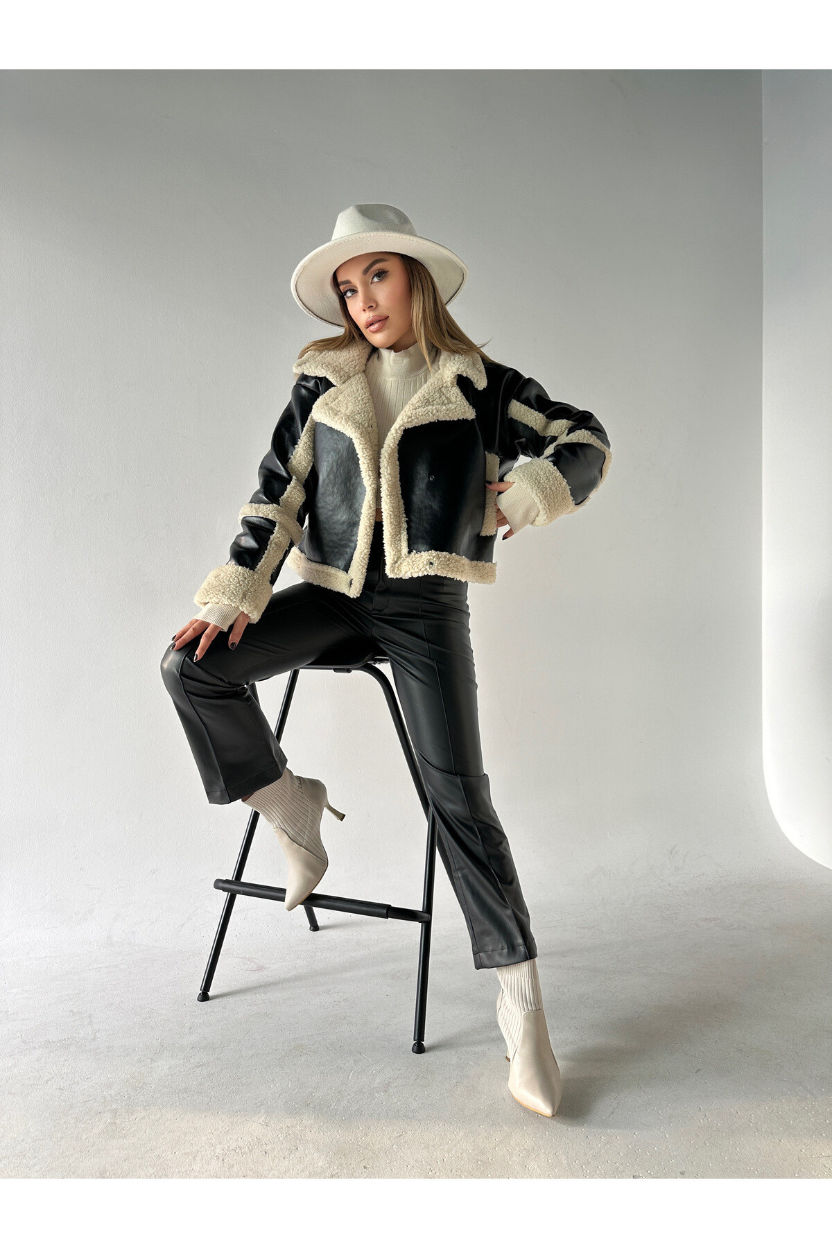 Kadın İçi Ful Kürklü Deri Önden Kapamalı Mont  Siyah