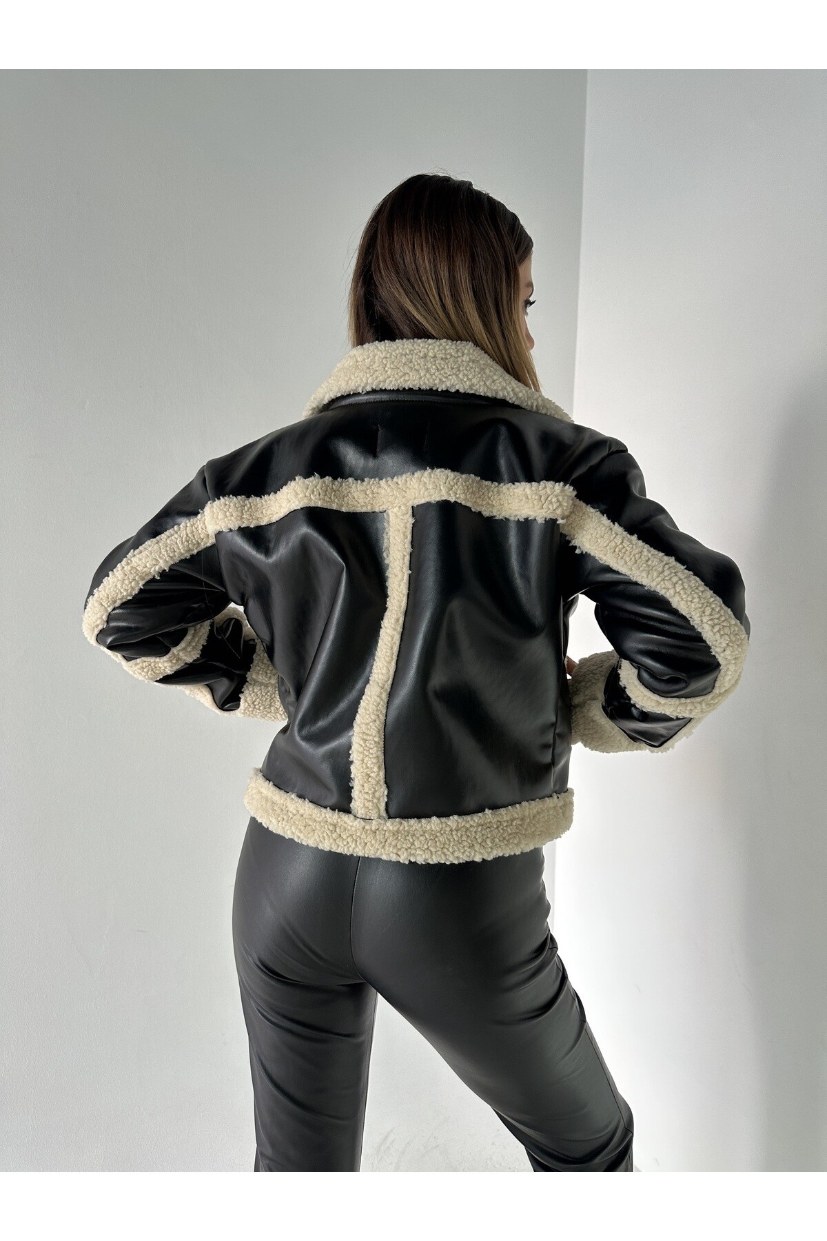 Kadın İçi Ful Kürklü Deri Önden Kapamalı Mont  Siyah