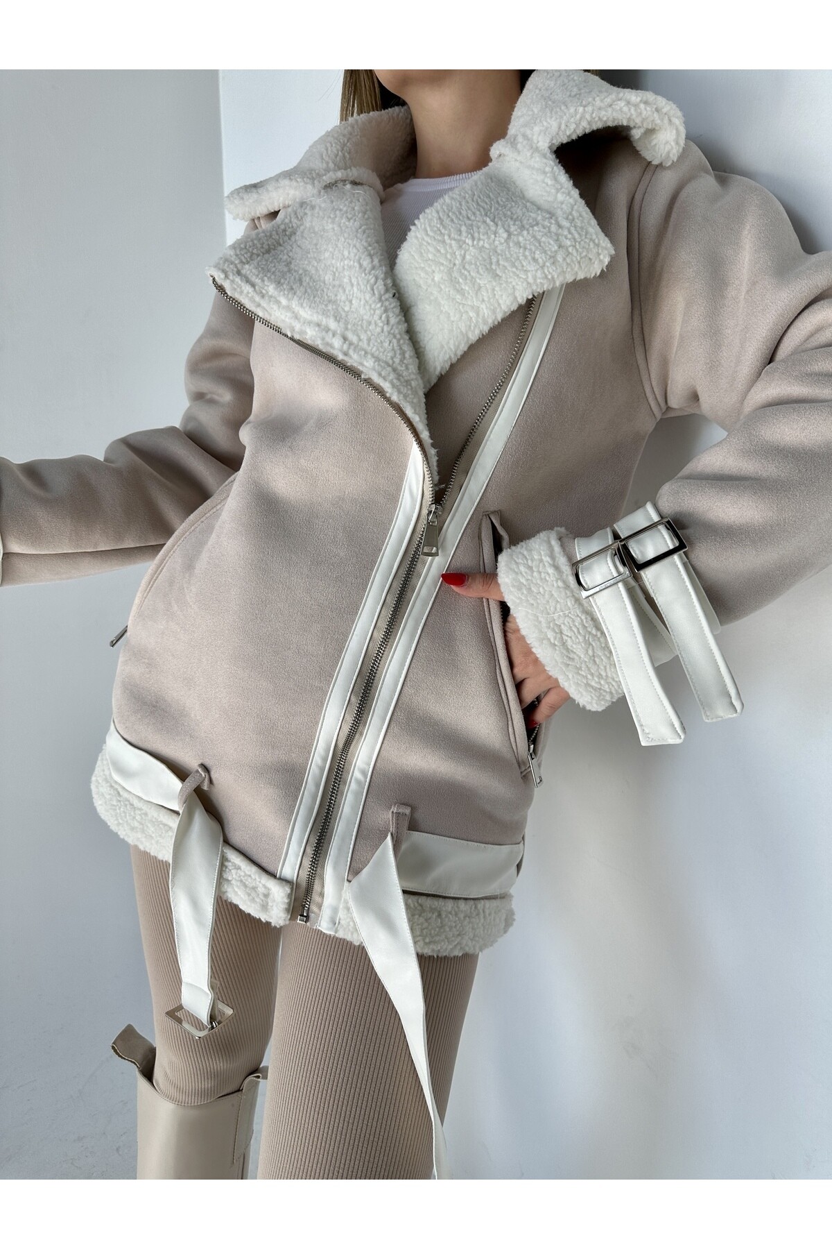 Kadın İçi Kürklü Kemer Detaylı Süet Kaban Krem
