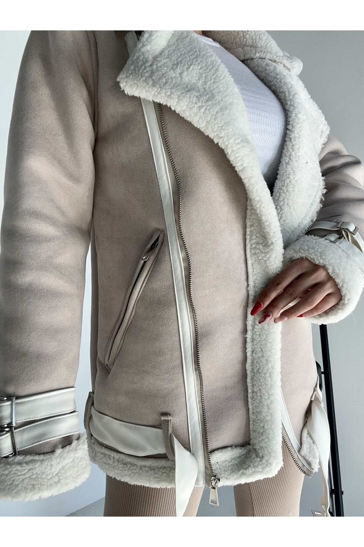 Kadın İçi Kürklü Kemer Detaylı Süet Kaban Krem