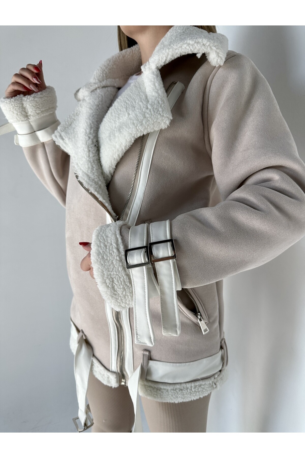 Kadın İçi Kürklü Kemer Detaylı Süet Kaban Krem