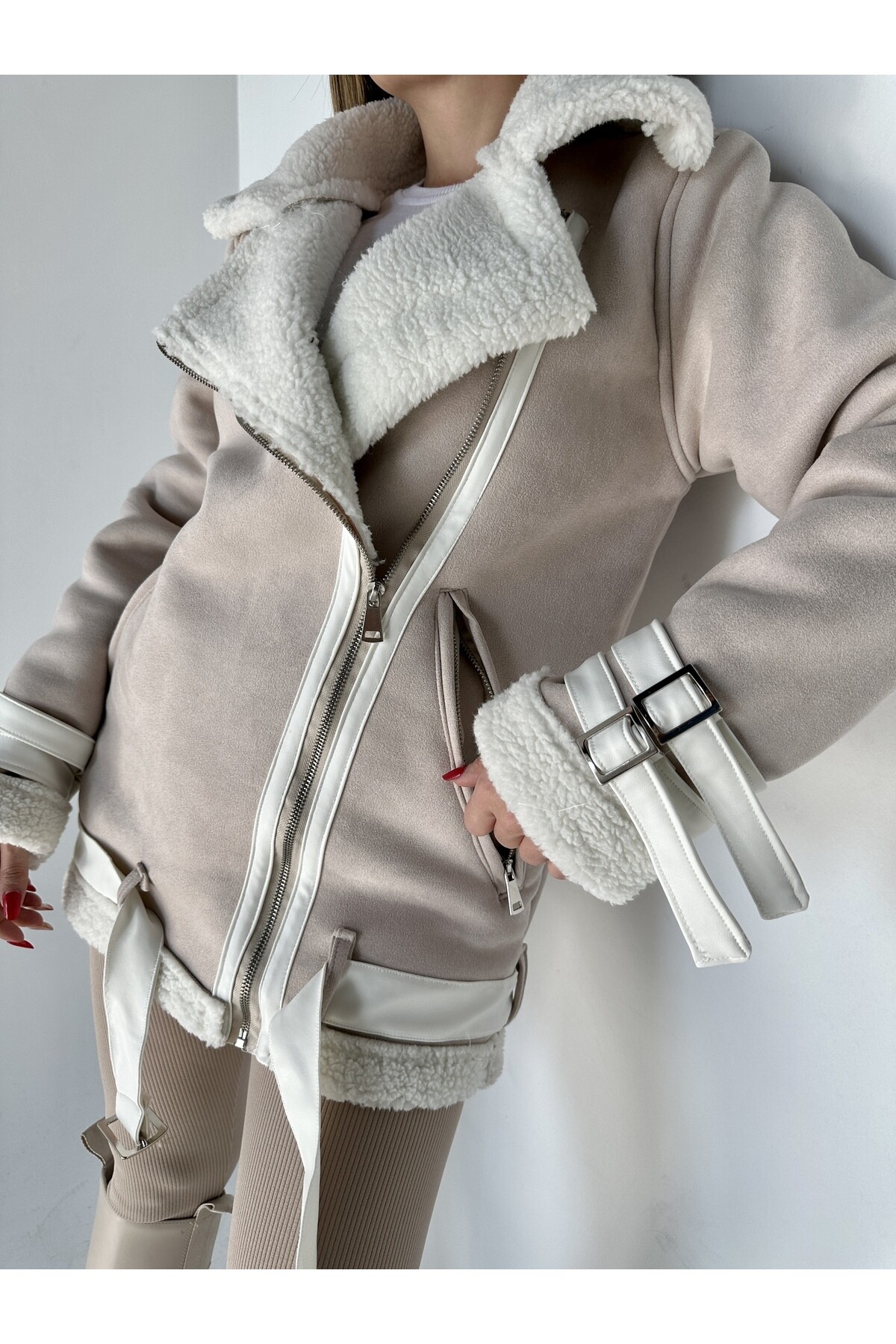 Kadın İçi Kürklü Kemer Detaylı Süet Kaban Krem