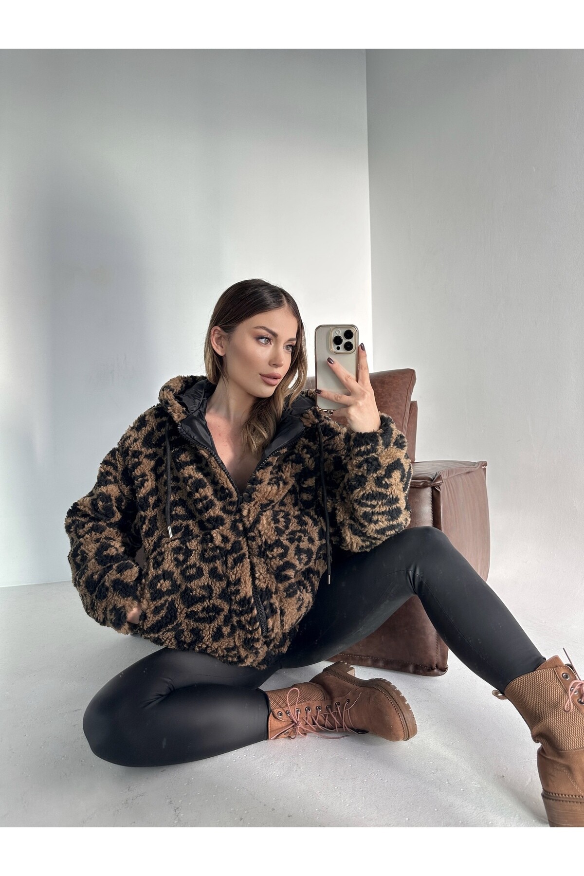 Kadın Leopar Desen Astarlı Kapüşonlu Teddy Peluş Mont  Kahve Siyah