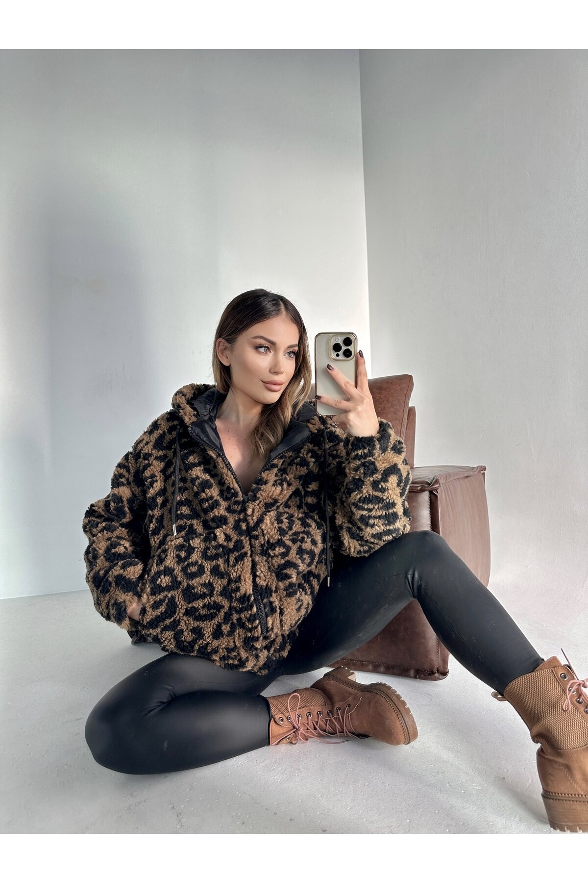 Kadın Leopar Desen Astarlı Kapüşonlu Teddy Peluş Mont  Kahve Siyah