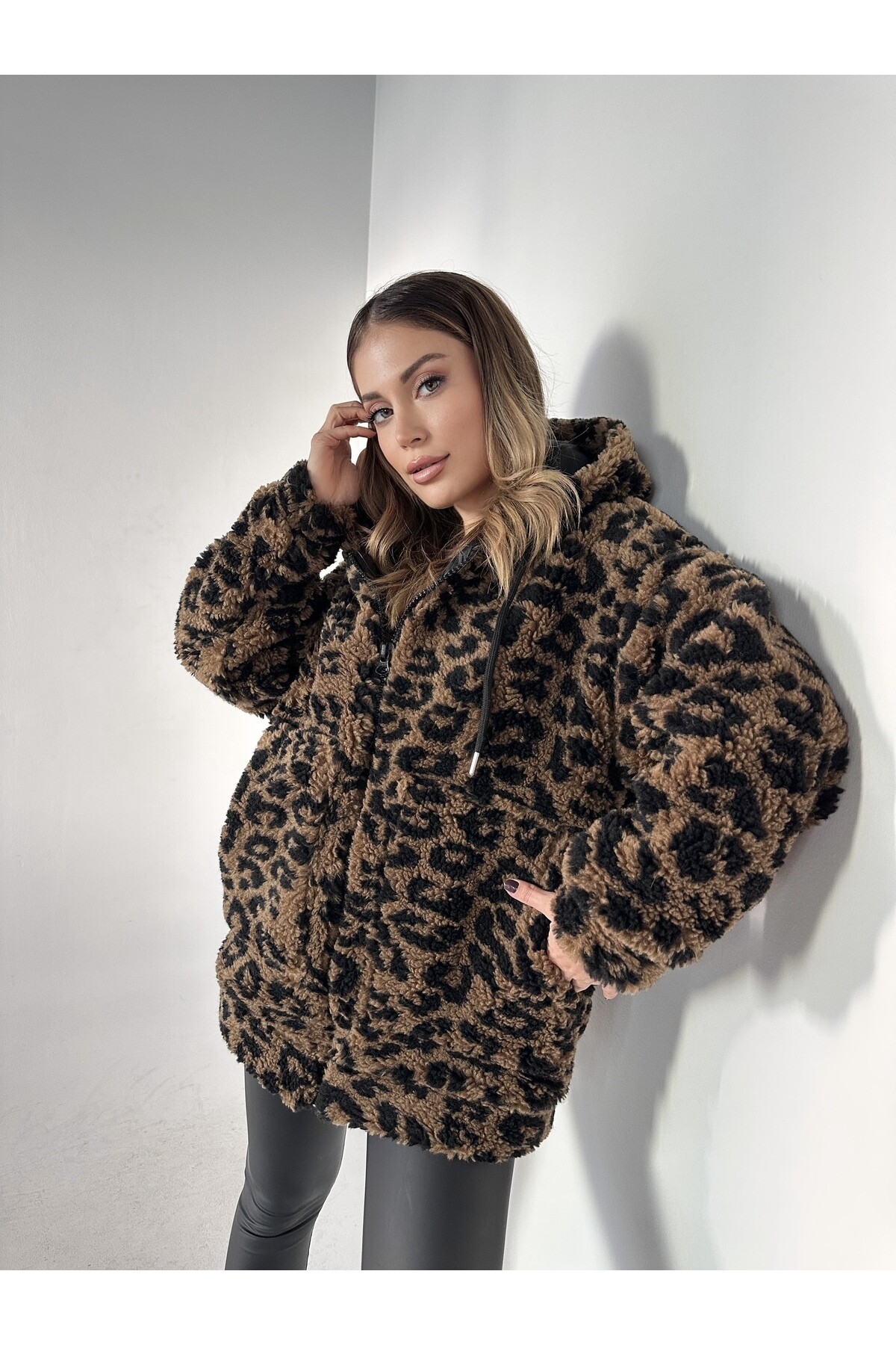Kadın Leopar Desen Astarlı Kapüşonlu Teddy Peluş Mont  Kahve Siyah