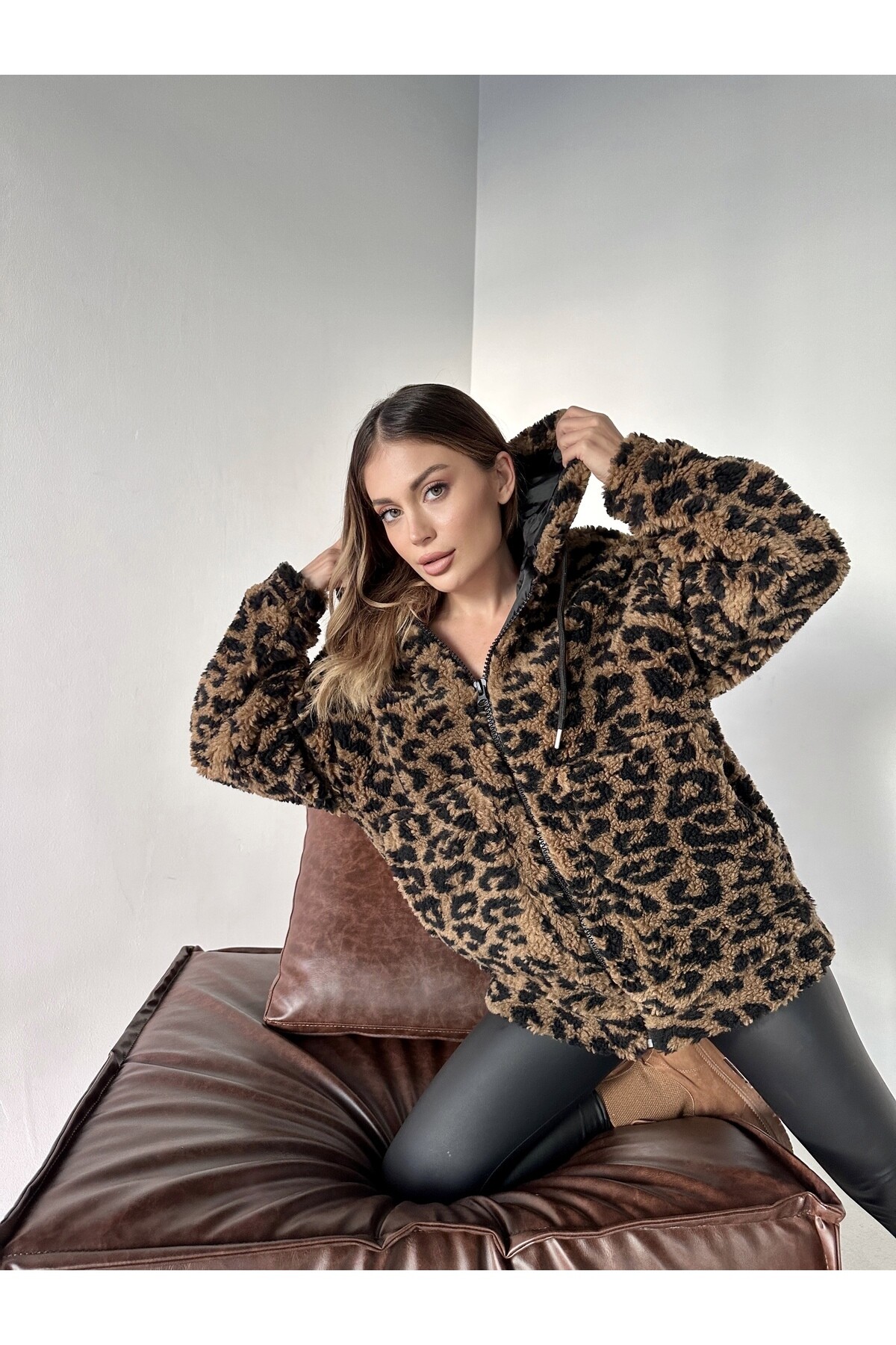 Kadın Leopar Desen Astarlı Kapüşonlu Teddy Peluş Mont  Kahve Siyah