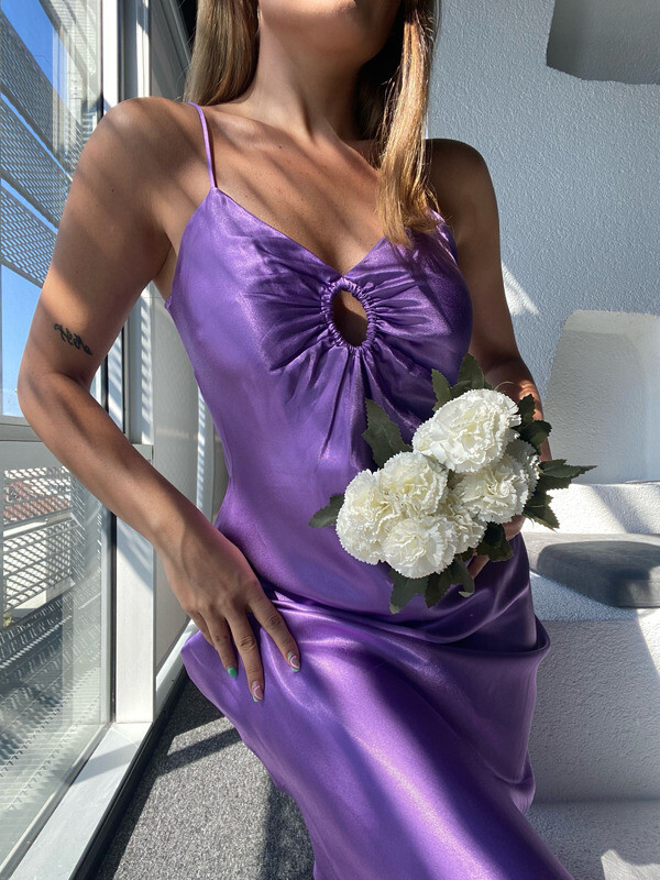 Kadın Mor Pencere Detay Ayarlanabilir Askılı Saten Midi Elbise 