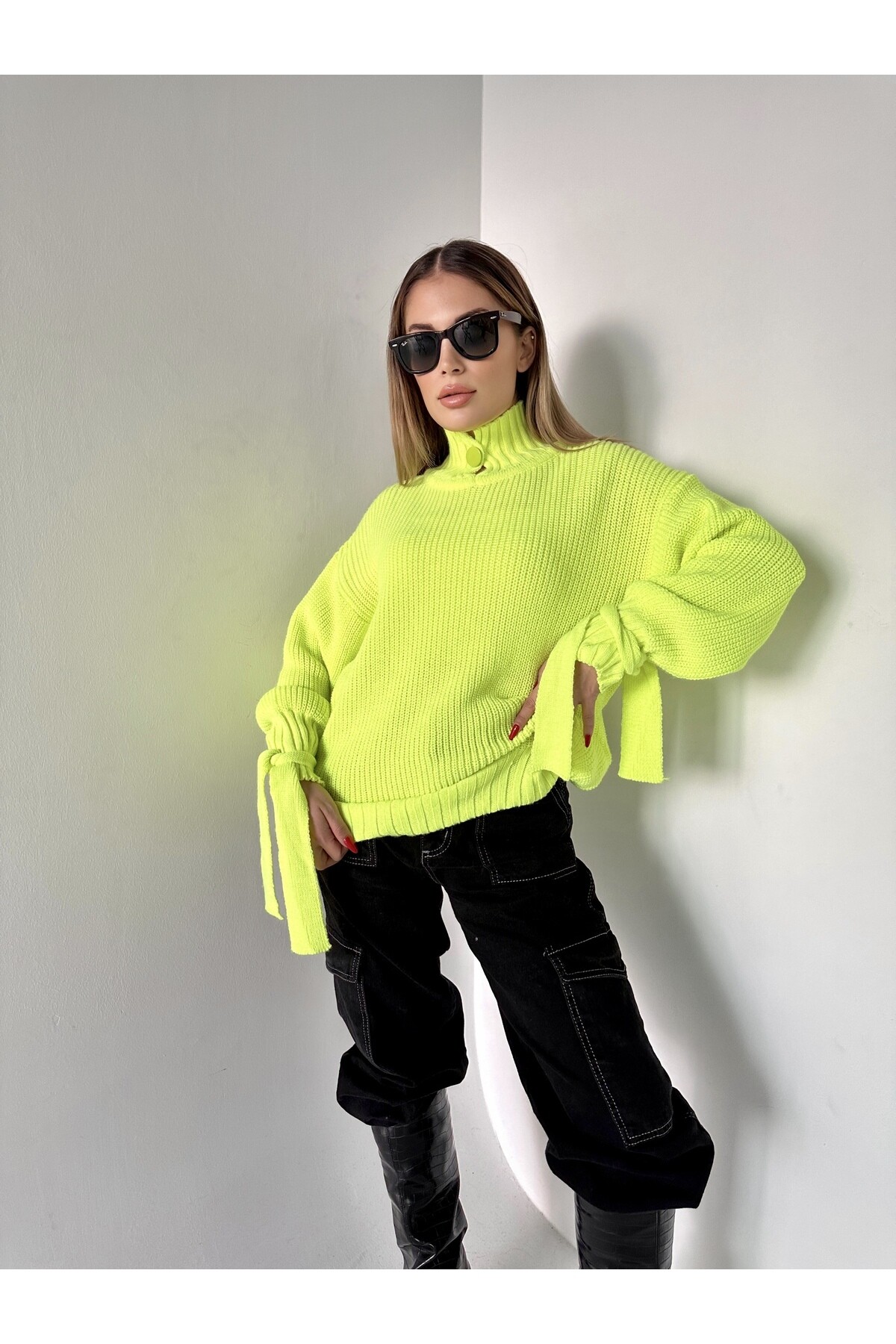 Kadın Neon Sarı Kolları Bağcıklı Yarım Balıkçı Düğmeli Kazak Neon Sarı