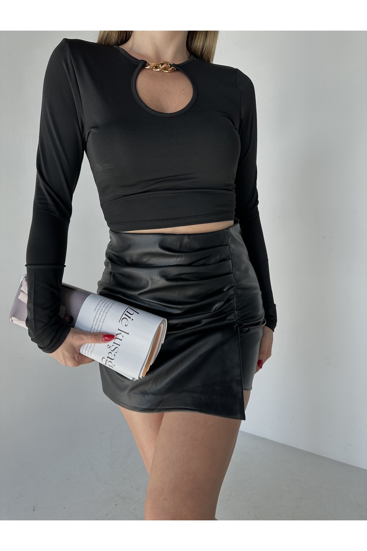 Kadın Pencere Toka Detaylı Crep Dalgıç Kumaş Bluz Siyah