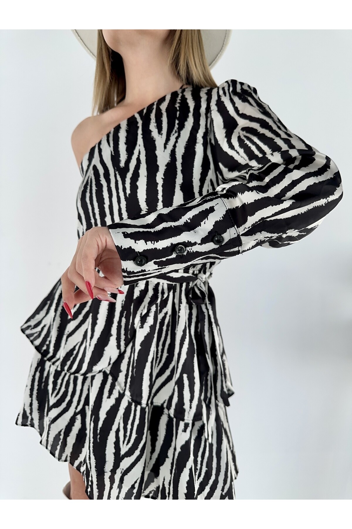 Kadın Tek Omuz Pamuk Saten Kumaş Astarlı Kuşaklı Elbise Siyah Beyaz