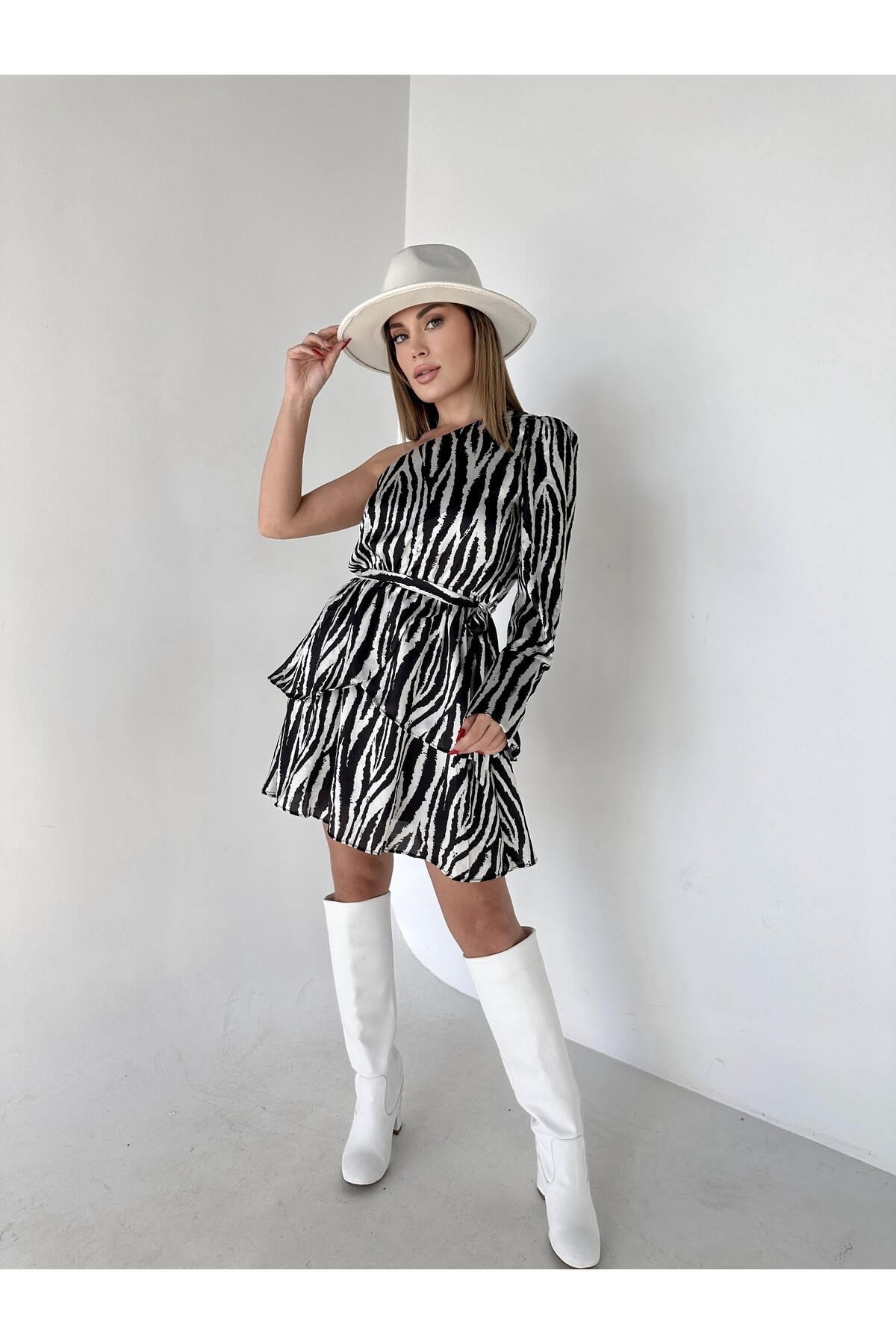 Kadın Tek Omuz Pamuk Saten Kumaş Astarlı Kuşaklı Elbise Siyah Beyaz