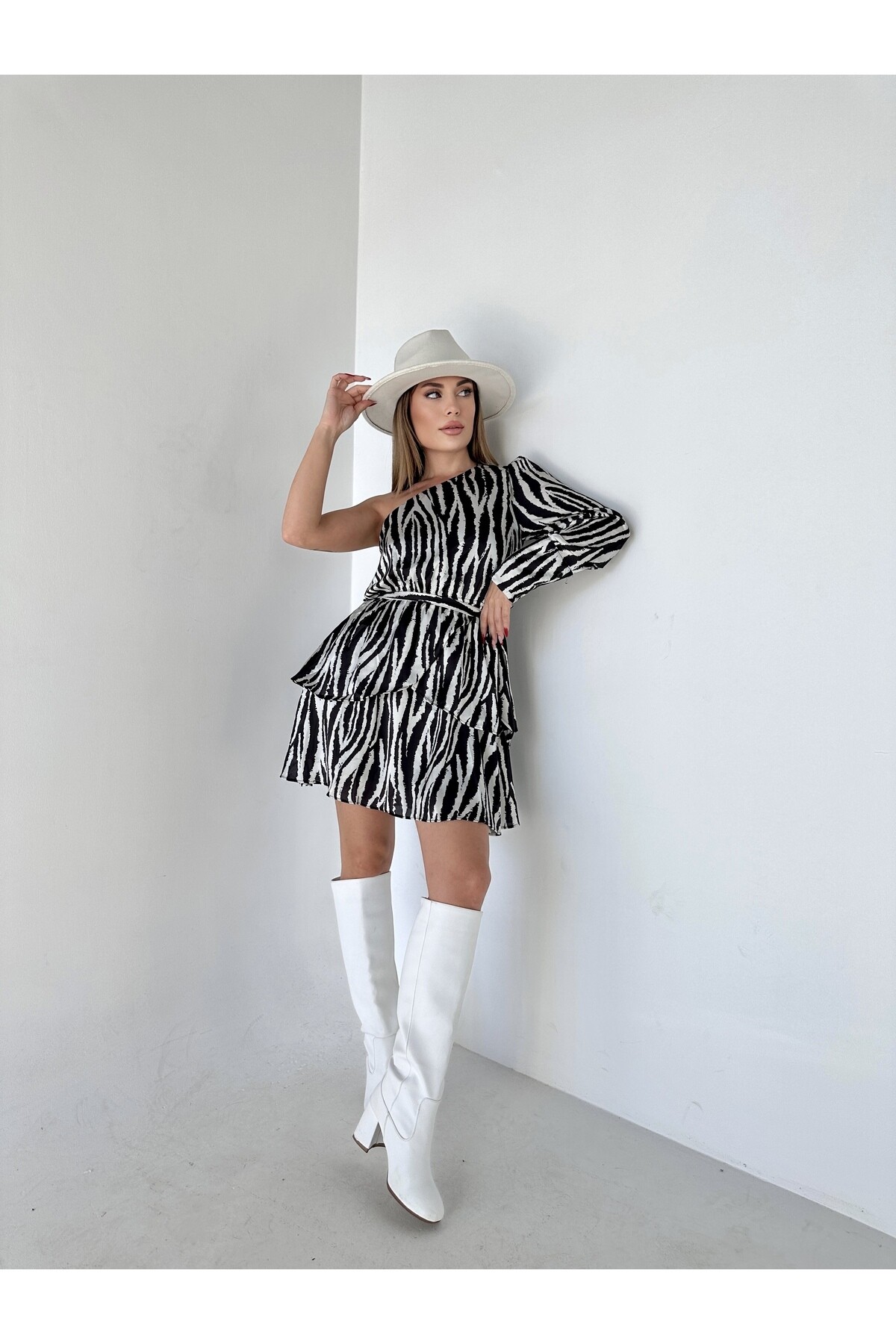 Kadın Tek Omuz Pamuk Saten Kumaş Astarlı Kuşaklı Elbise Siyah Beyaz