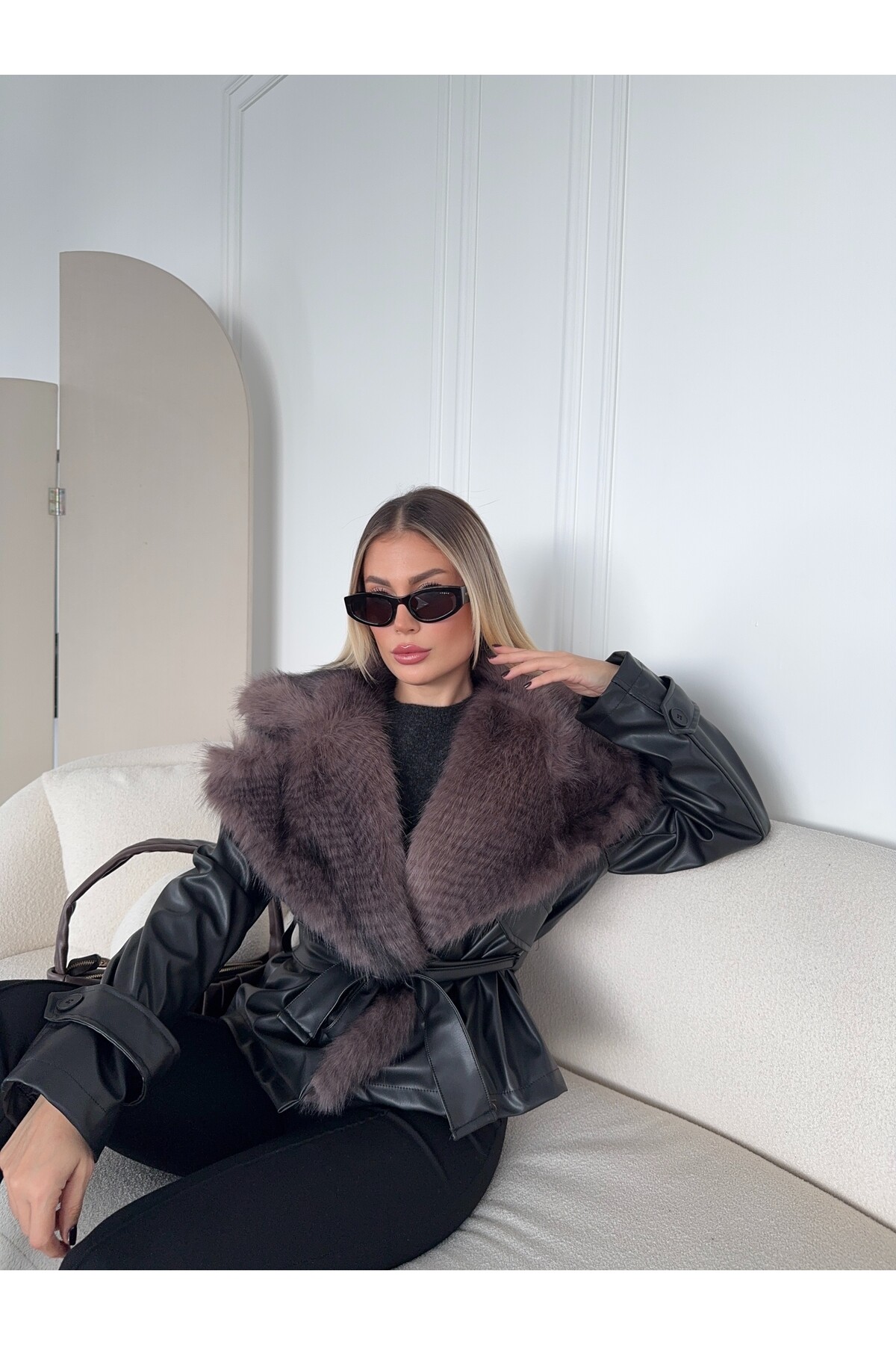 Kadın Yakası Kürk Detaylı Bağlamalı Astarlı Deri Ceket