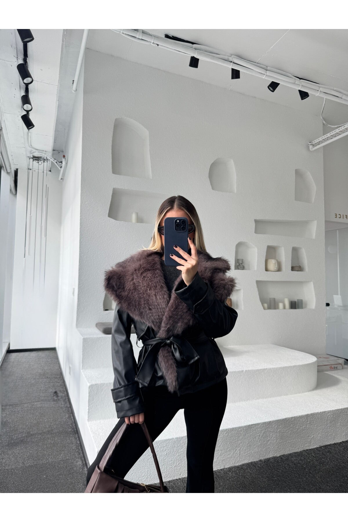 Kadın Yakası Kürk Detaylı Bağlamalı Astarlı Deri Ceket