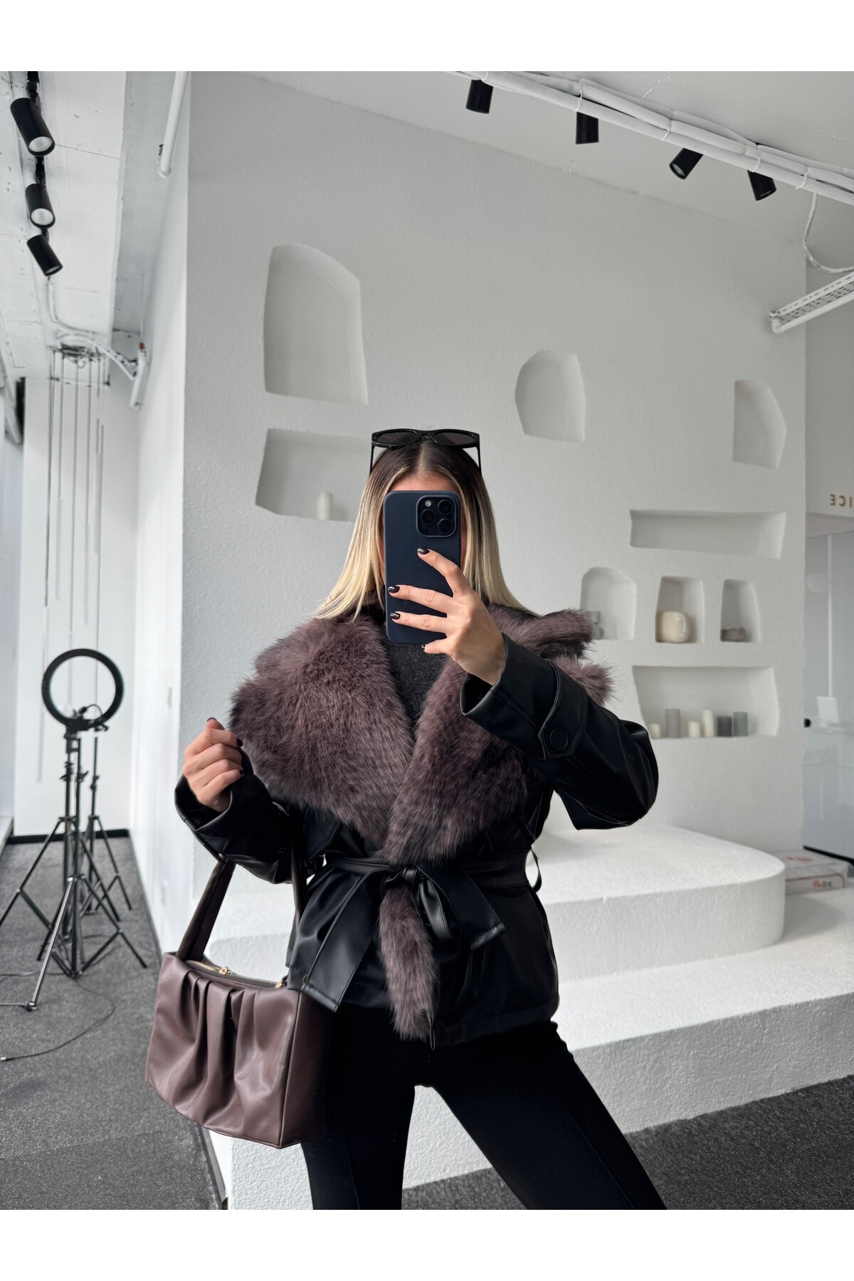 Kadın Yakası Kürk Detaylı Bağlamalı Astarlı Deri Ceket