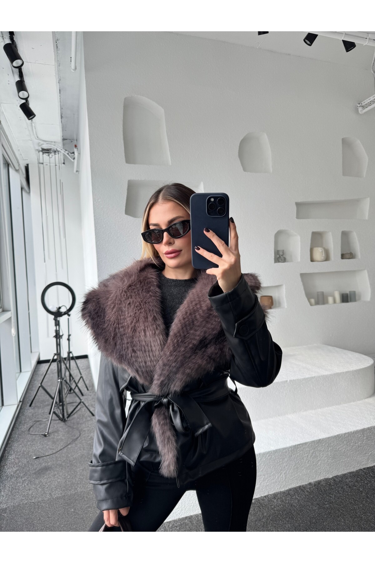 Kadın Yakası Kürk Detaylı Bağlamalı Astarlı Deri Ceket