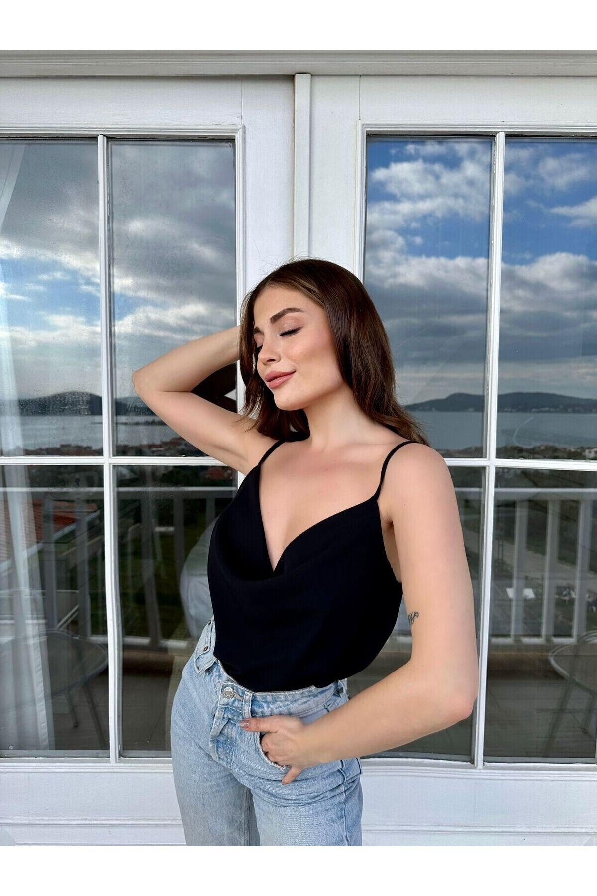 Kadın Ayarlanabilir Askılı Degaje Yaka Tensel Kumaş Bluz  Siyah