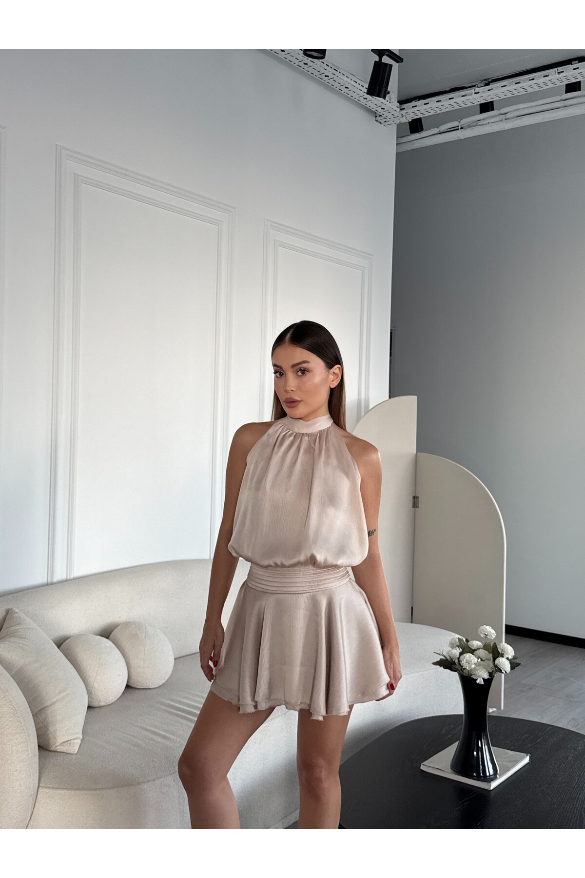 Kadın bej boyundan bağlamalı şifon astarlı mini elbise