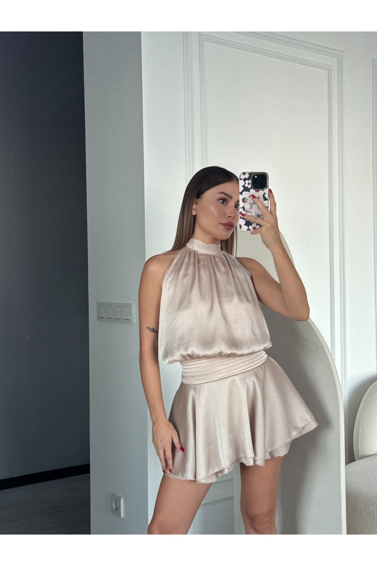 Kadın bej boyundan bağlamalı şifon astarlı mini elbise