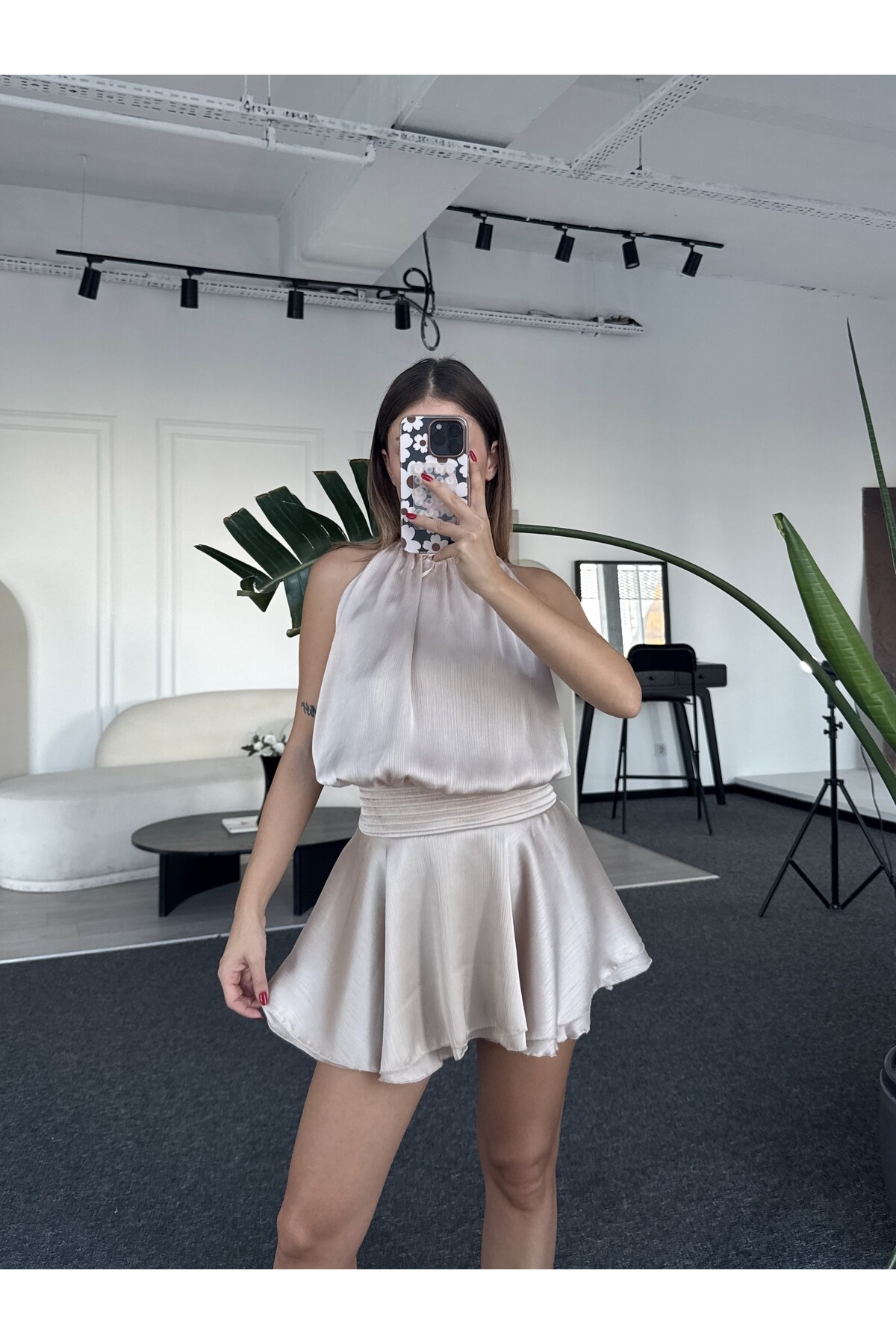 Kadın bej boyundan bağlamalı şifon astarlı mini elbise