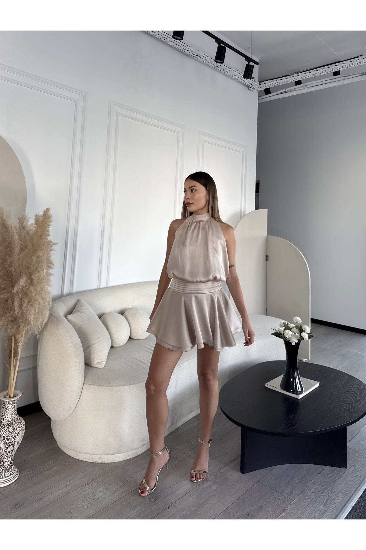 Kadın bej boyundan bağlamalı şifon astarlı mini elbise