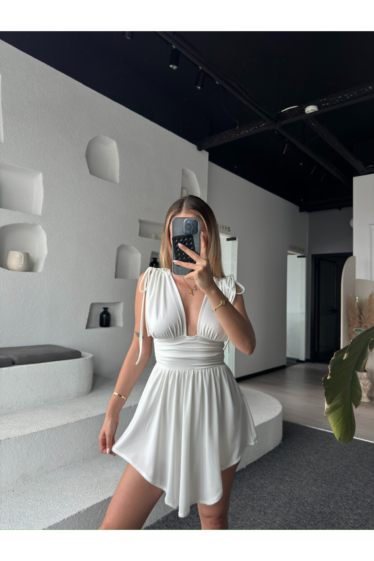 Kadın Beyaz V Yaka Kolları Bağcıklı Drape Şortlu Elbise