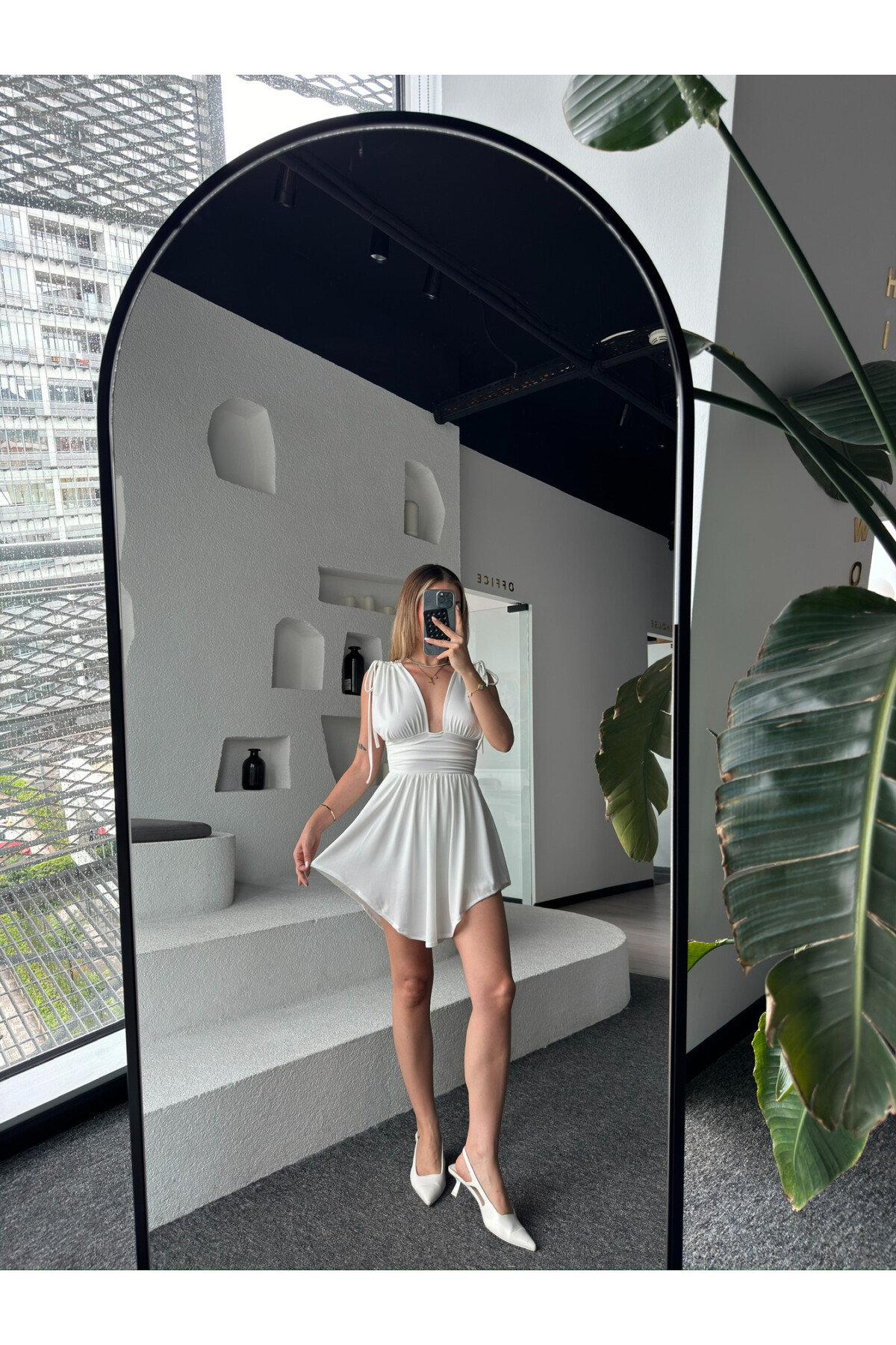 Kadın Beyaz V Yaka Kolları Bağcıklı Drape Şortlu Elbise