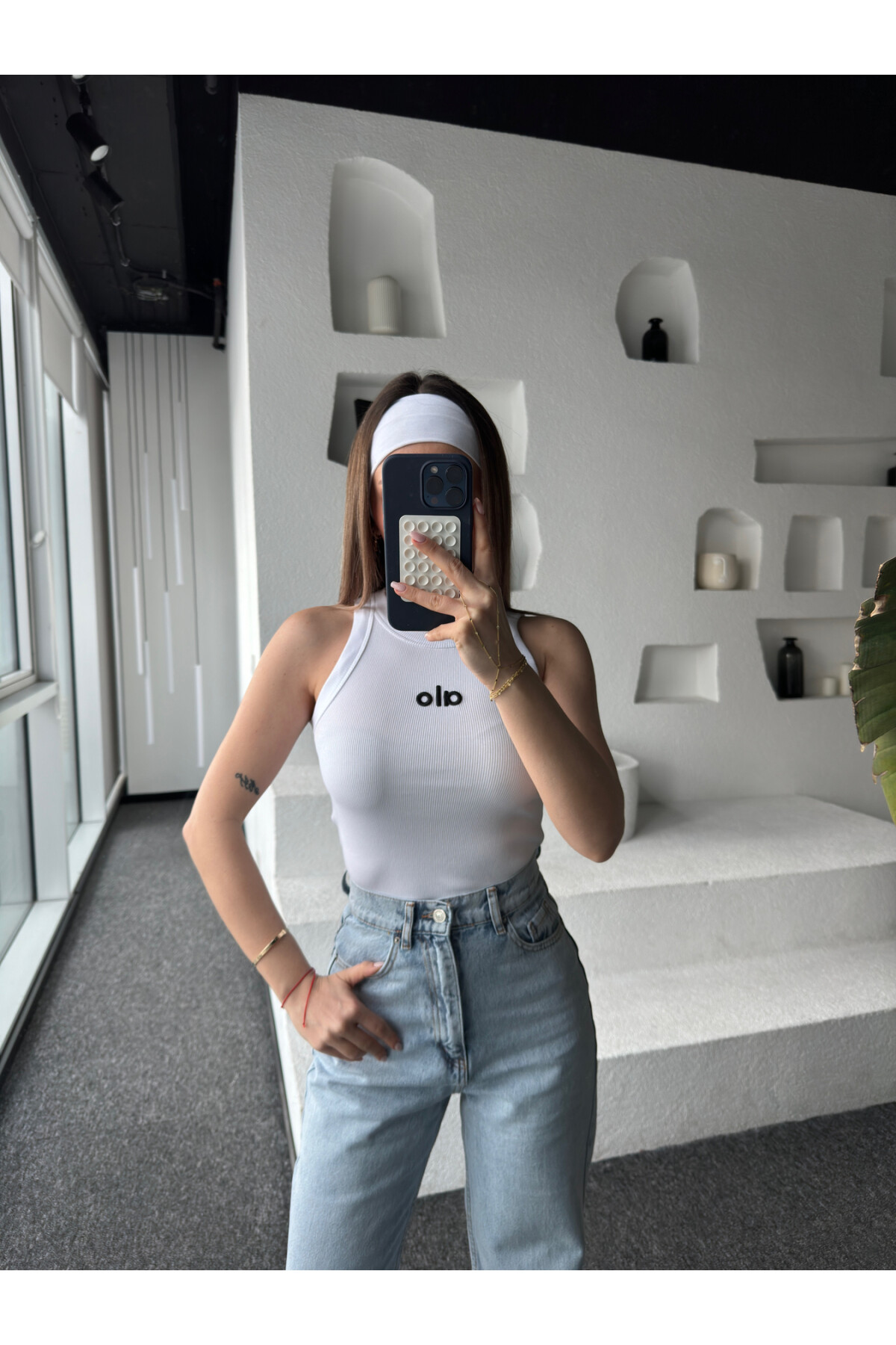 Kadın Beyaz Vücuda Oturan Muadil Baskılı Halter Yaka Fitilli Atlet Bluz