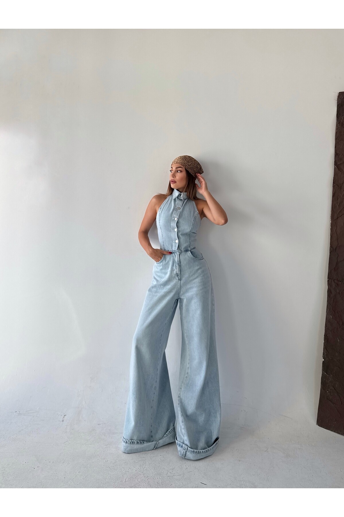 Kadın buz mavi sırt dekolteli geniş paça jean tulum