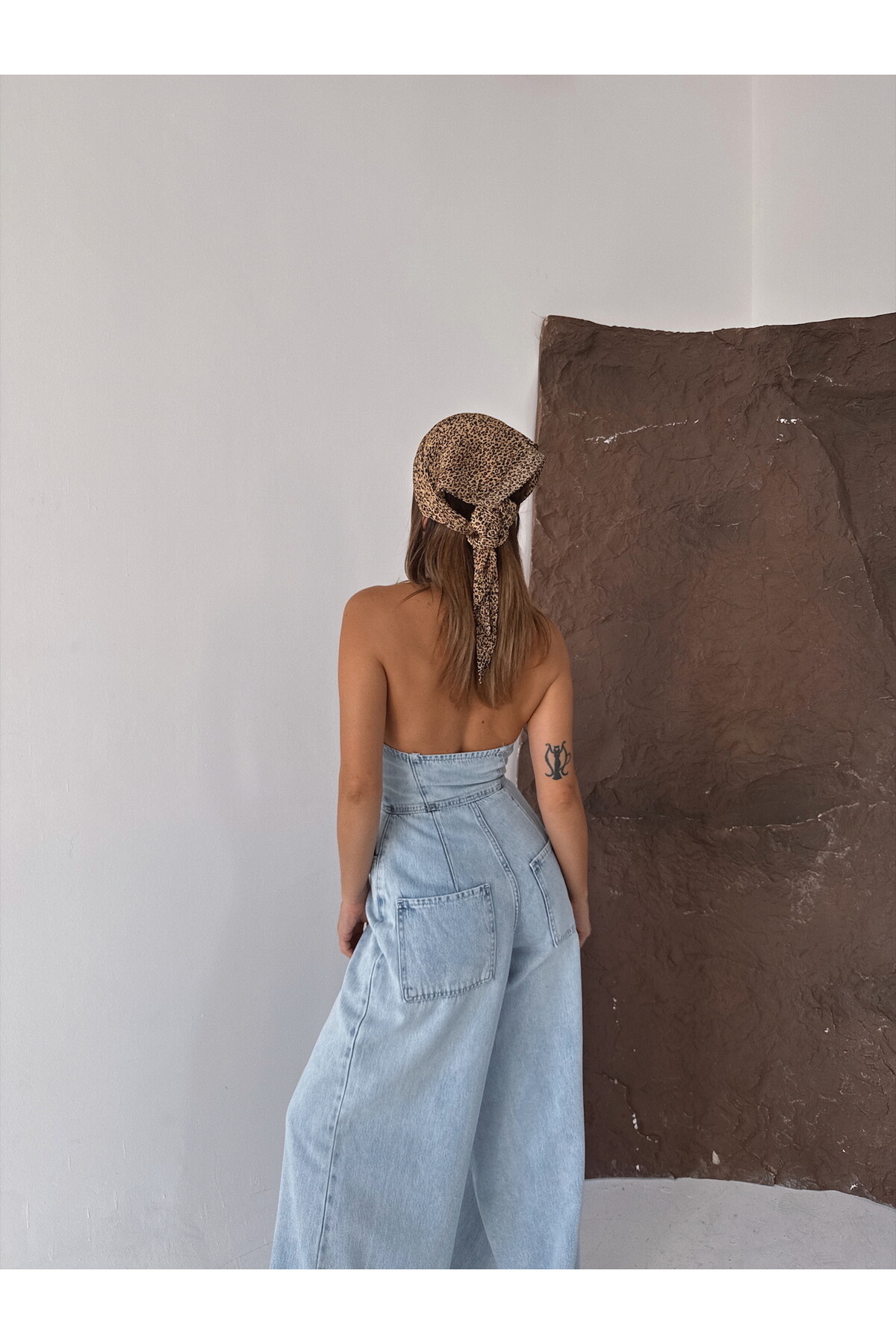 Kadın buz mavi sırt dekolteli geniş paça jean tulum