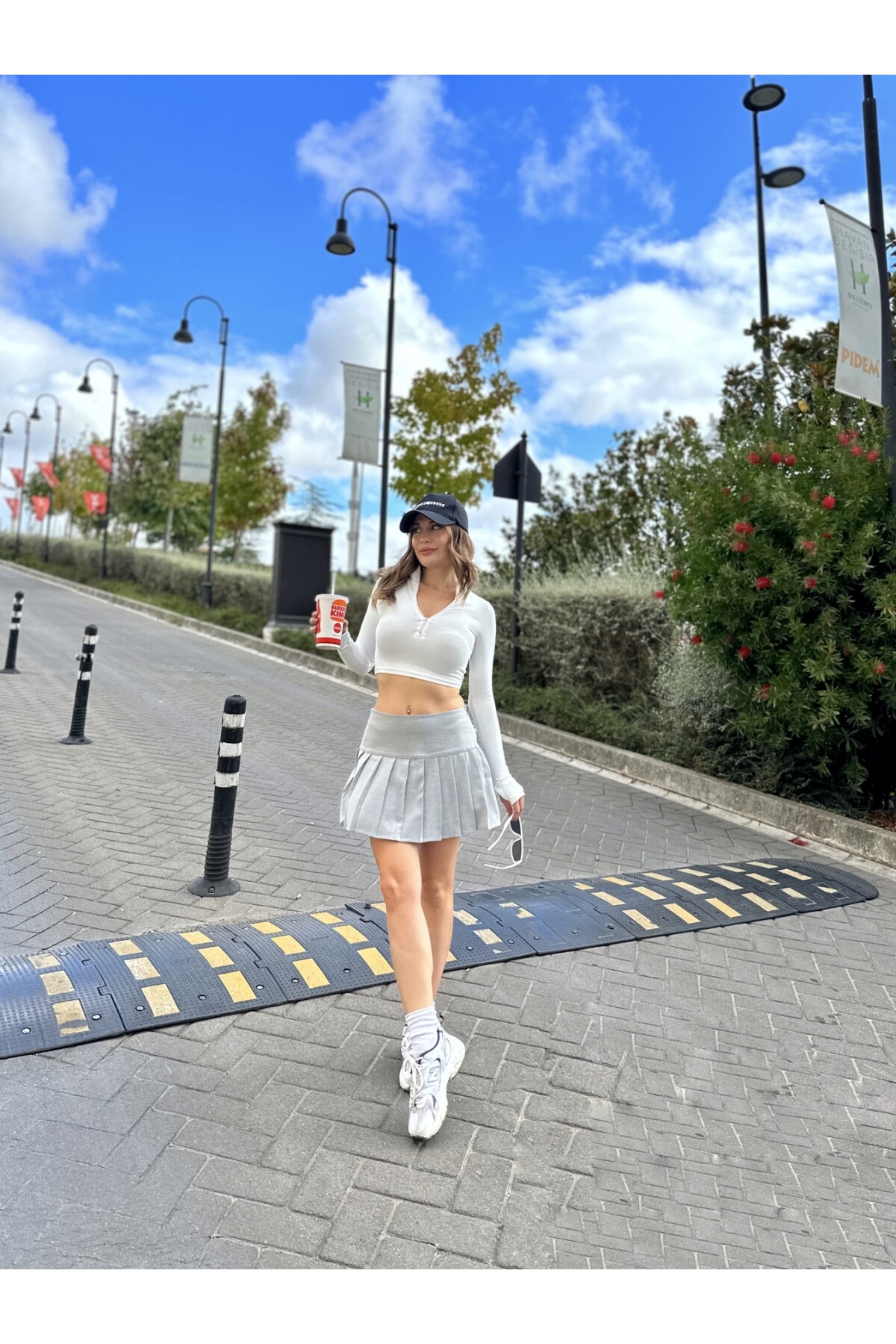 Kadın Gri Düşük Bel Pileli Şortlu Etek