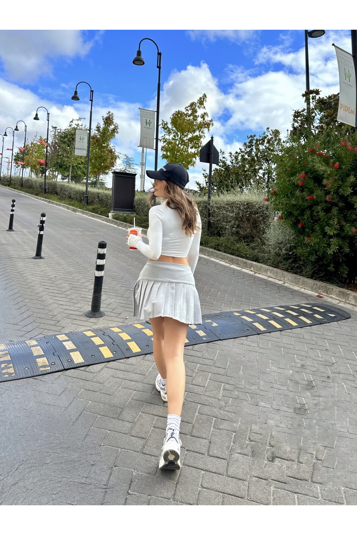 Kadın Gri Düşük Bel Pileli Şortlu Etek