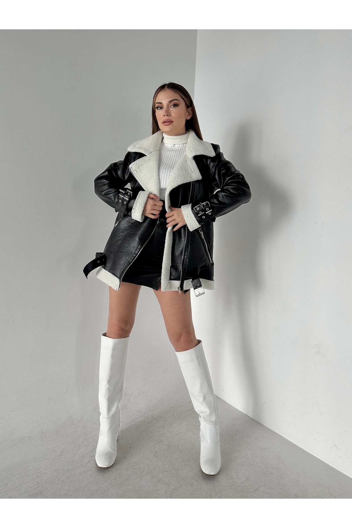 Kadın İçi Ful Kürklü Kemer Detaylı Deri Kaban  Siyah