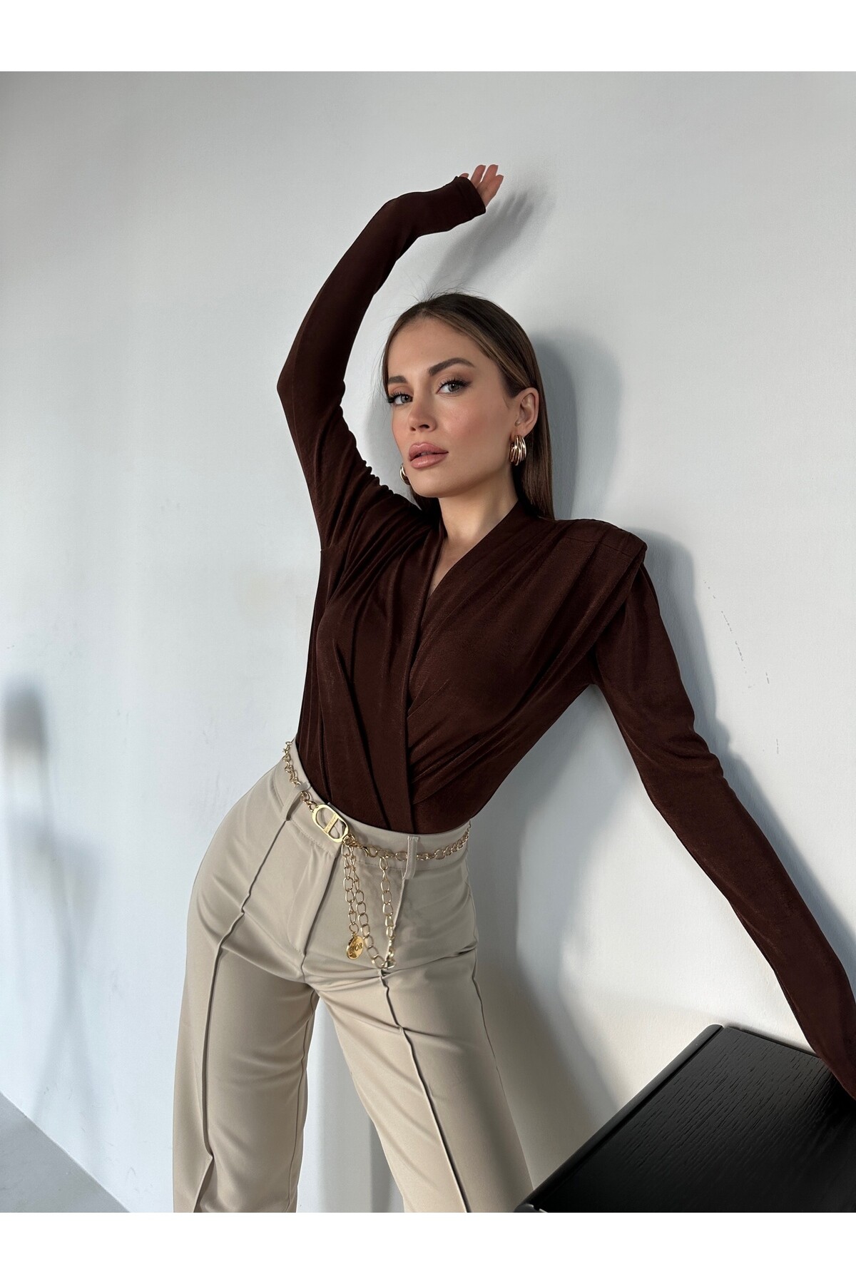 Kadın Kolları Vatkalı Çıtçıtlı Buzzy Kumaş Bluz  Kahverengi