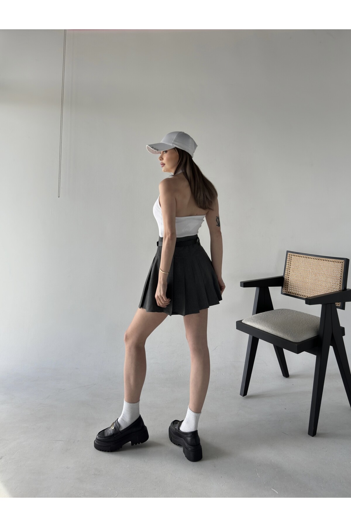 Kadın Koyu Gri Kemer Yazılı Pileli Gri Etek