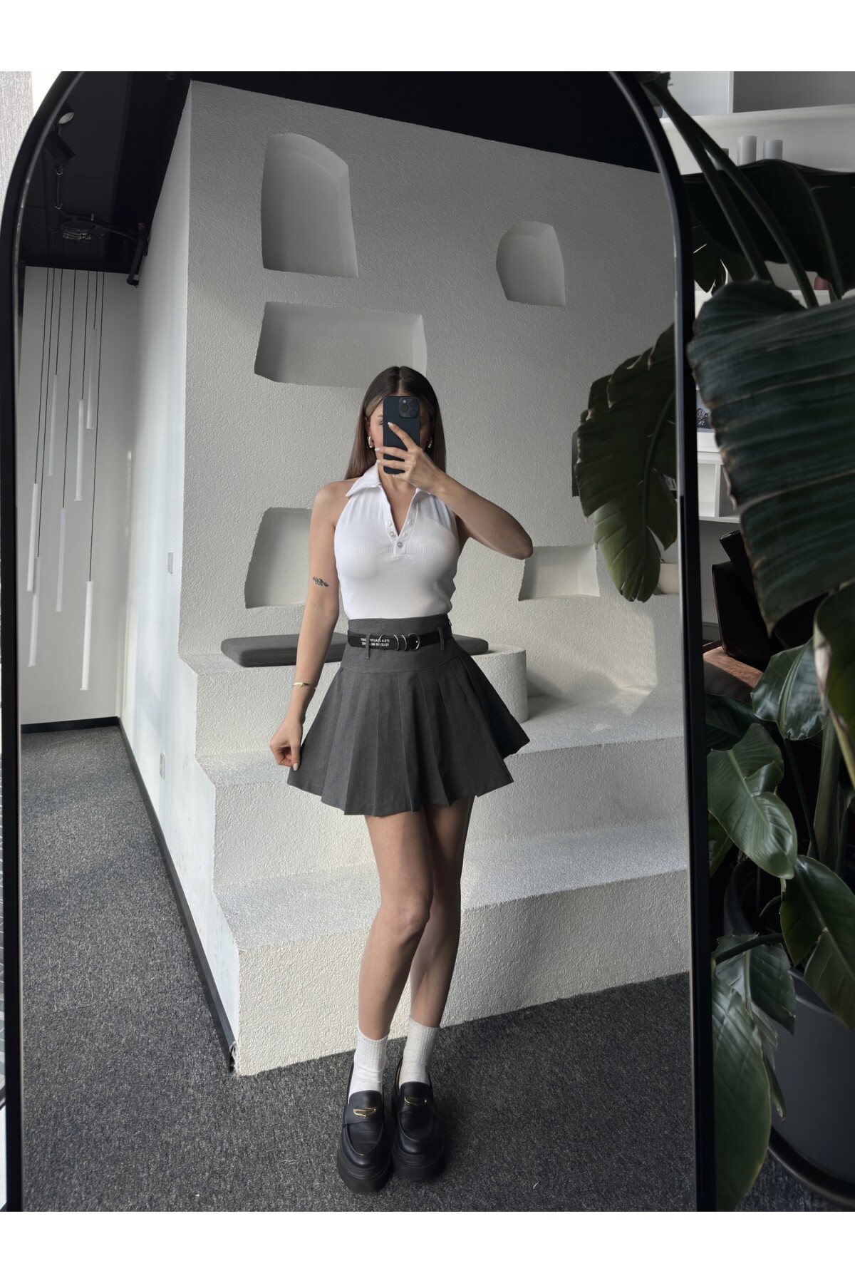 Kadın Koyu Gri Kemer Yazılı Pileli Gri Etek