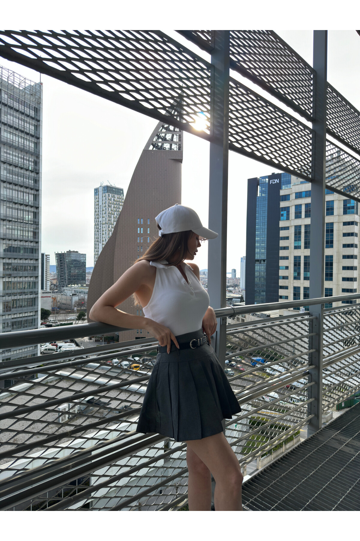 Kadın Koyu Gri Kemer Yazılı Pileli Gri Etek