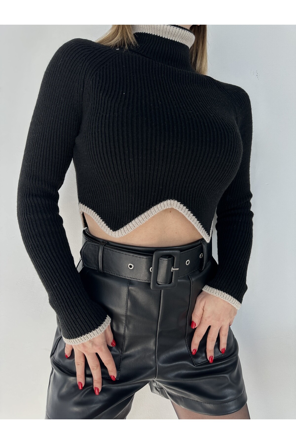 Kadın Simetrik Bel Detay Boğazlı Triko Kazak  Siyah