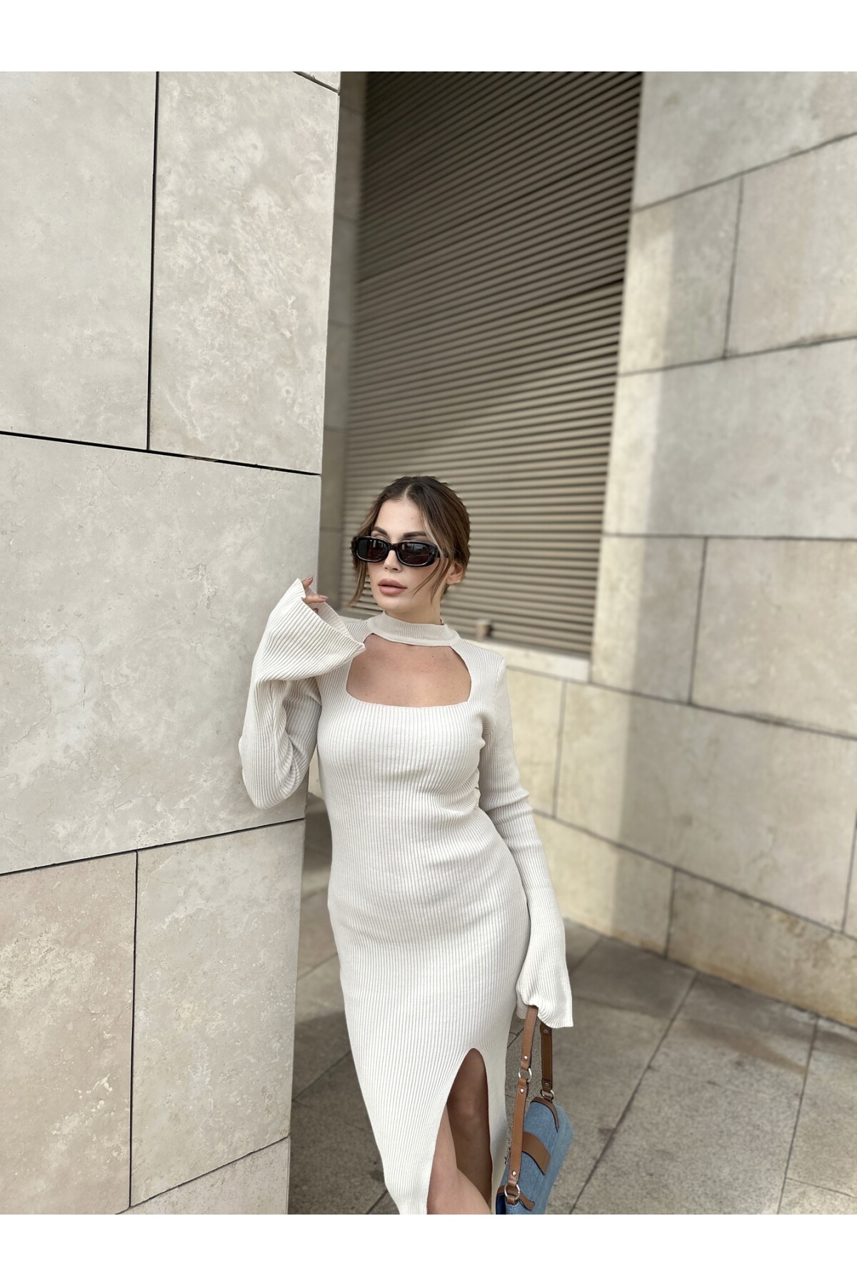 Kadın Taş Rengi Pencere Yaka Yırtmaçlı Triko Elbise