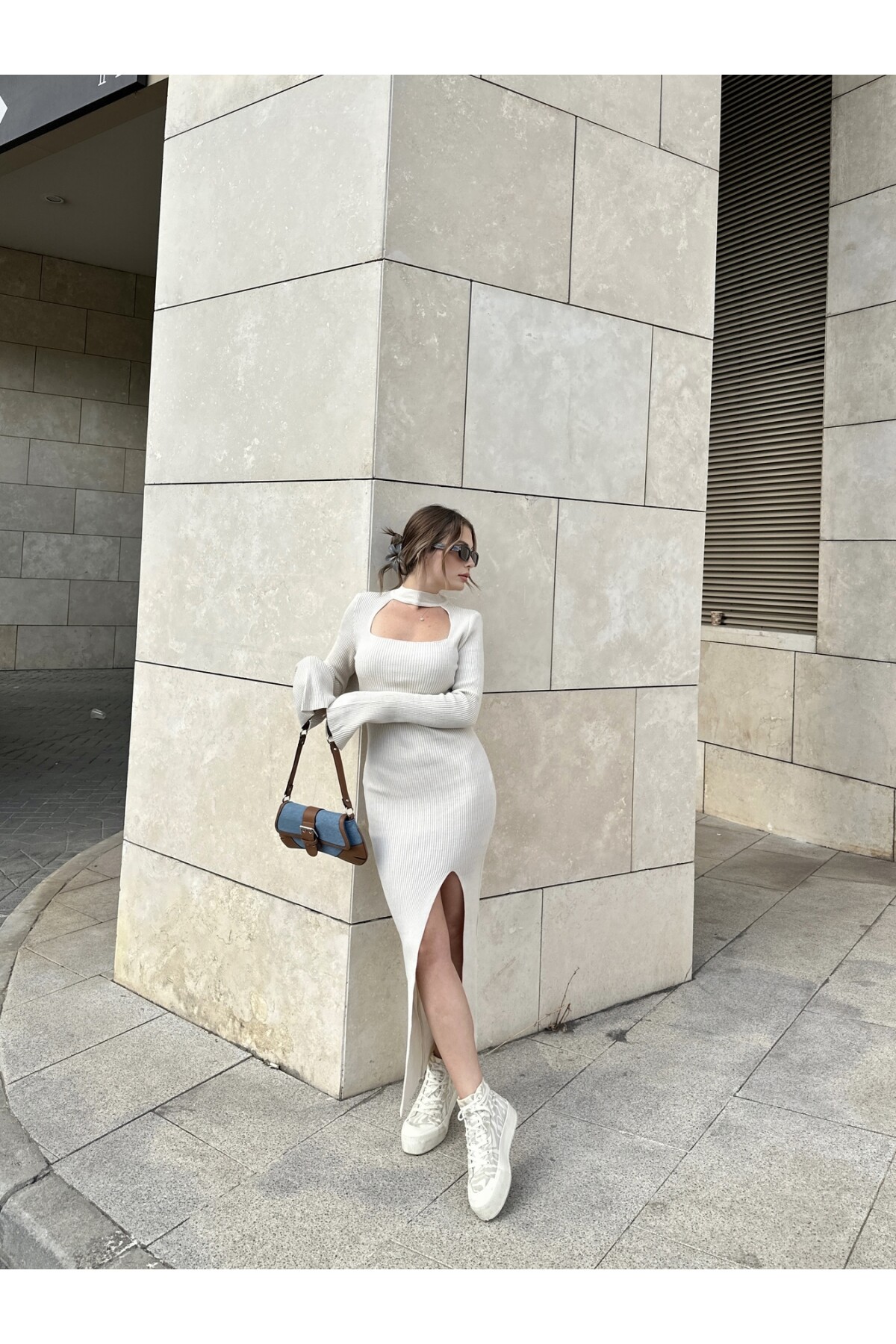 Kadın Taş Rengi Pencere Yaka Yırtmaçlı Triko Elbise