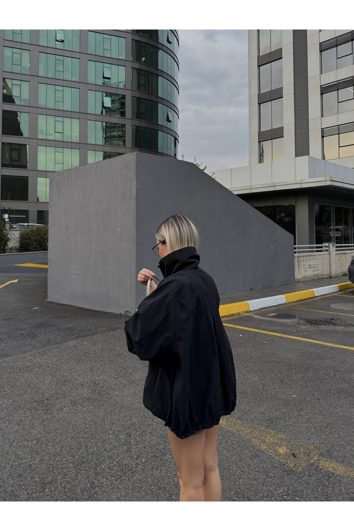 Kadın Siyah Beli Bağcıklı Dik Yaka Fermuarlı Rüzgarlık