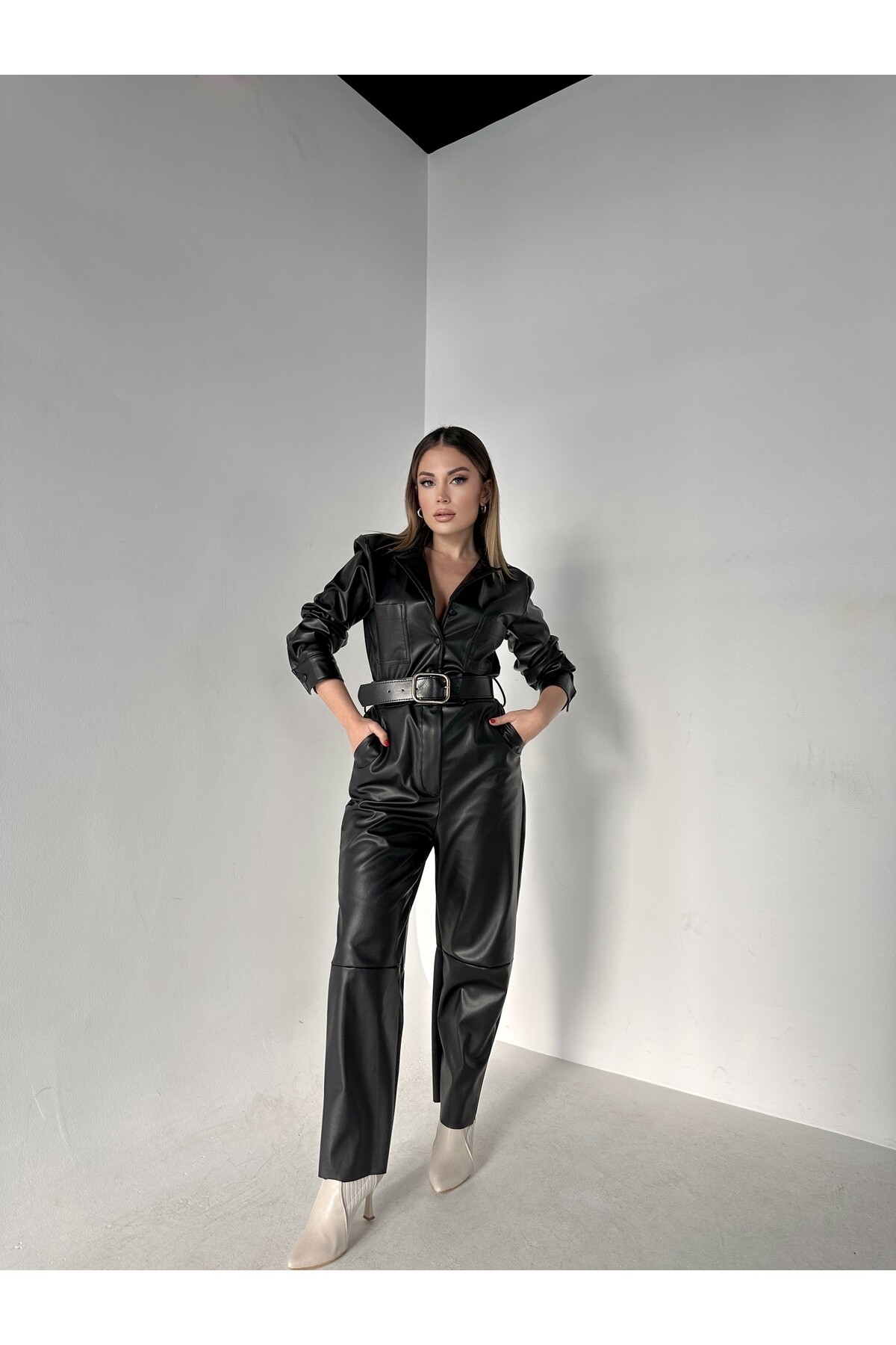 Kadın Siyah İçi Şardonlu Kemerli Deri Tulum