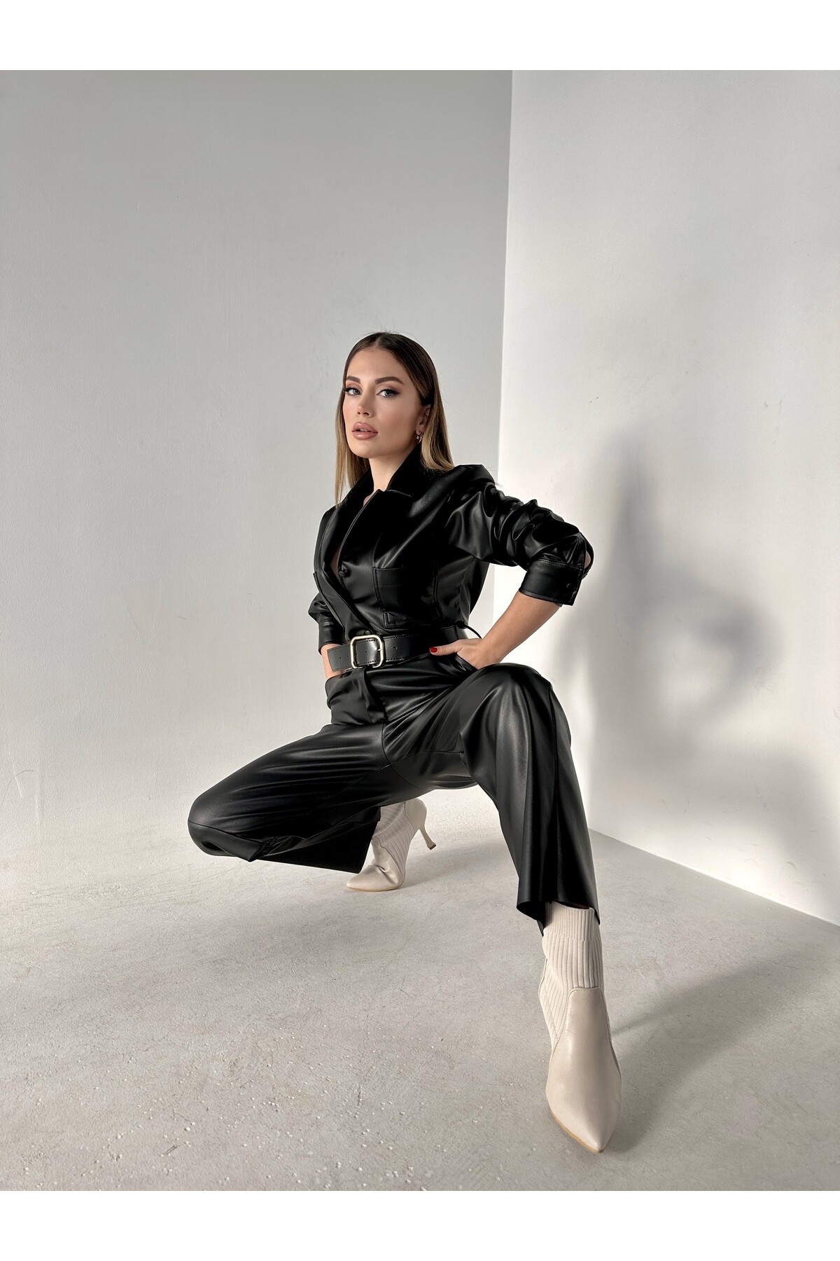 Kadın Siyah İçi Şardonlu Kemerli Deri Tulum