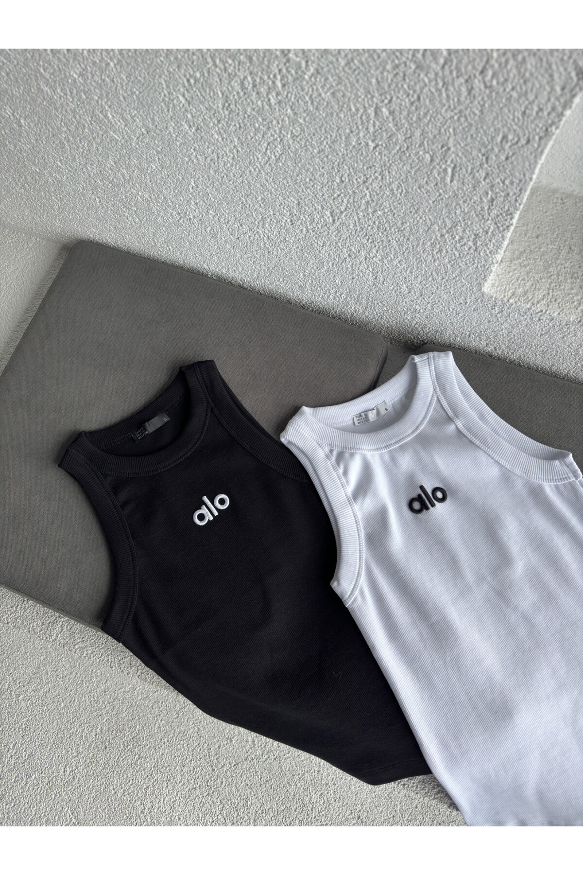 Kadın Siyah Vücuda Oturan Muadil Baskılı Halter Yaka Fitilli Atlet Bluz